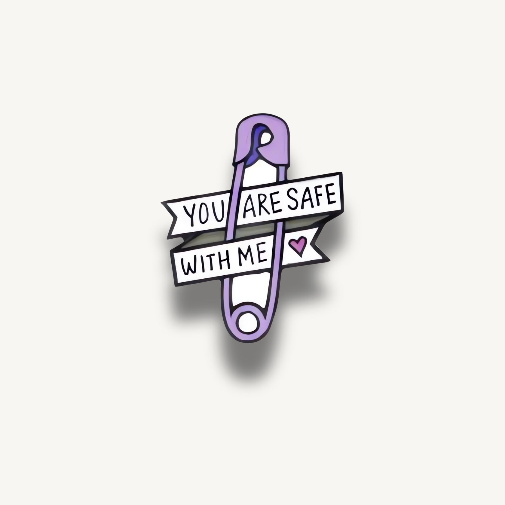 Fialová smaltovaná brošňa v tvare zicherky s bielym bannerom a nápisom 'YOU ARE SAFE WITH ME' a ružovým srdiečkom.