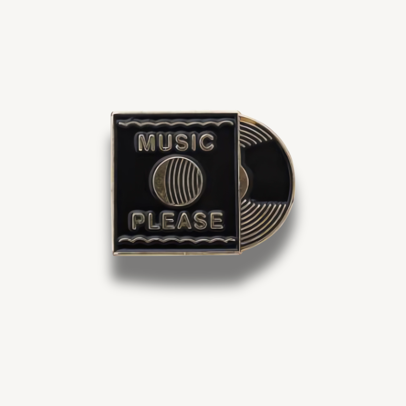 Čierna smaltovaná brošňa v tvare obalu vinylovej platne s nápisom Music Please a čiastočne viditeľnou vinylovou platňou.