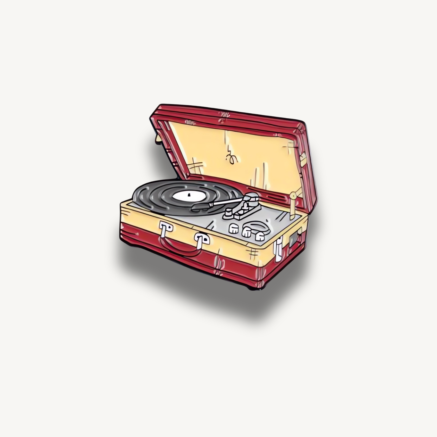 Smaltovaná brošňa červeného retro gramofónu v kufríku s otvoreným vekom a čiernou vinylovou platňou.