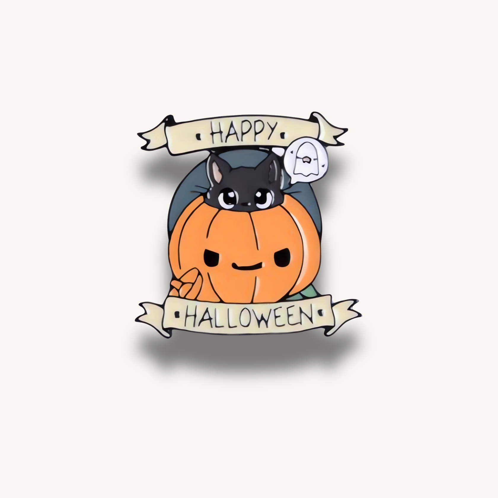 Smaltovaná brošňa s čiernou mačkou vykukujúcou z tekvice s nápisom Happy Halloween a malým duchom.