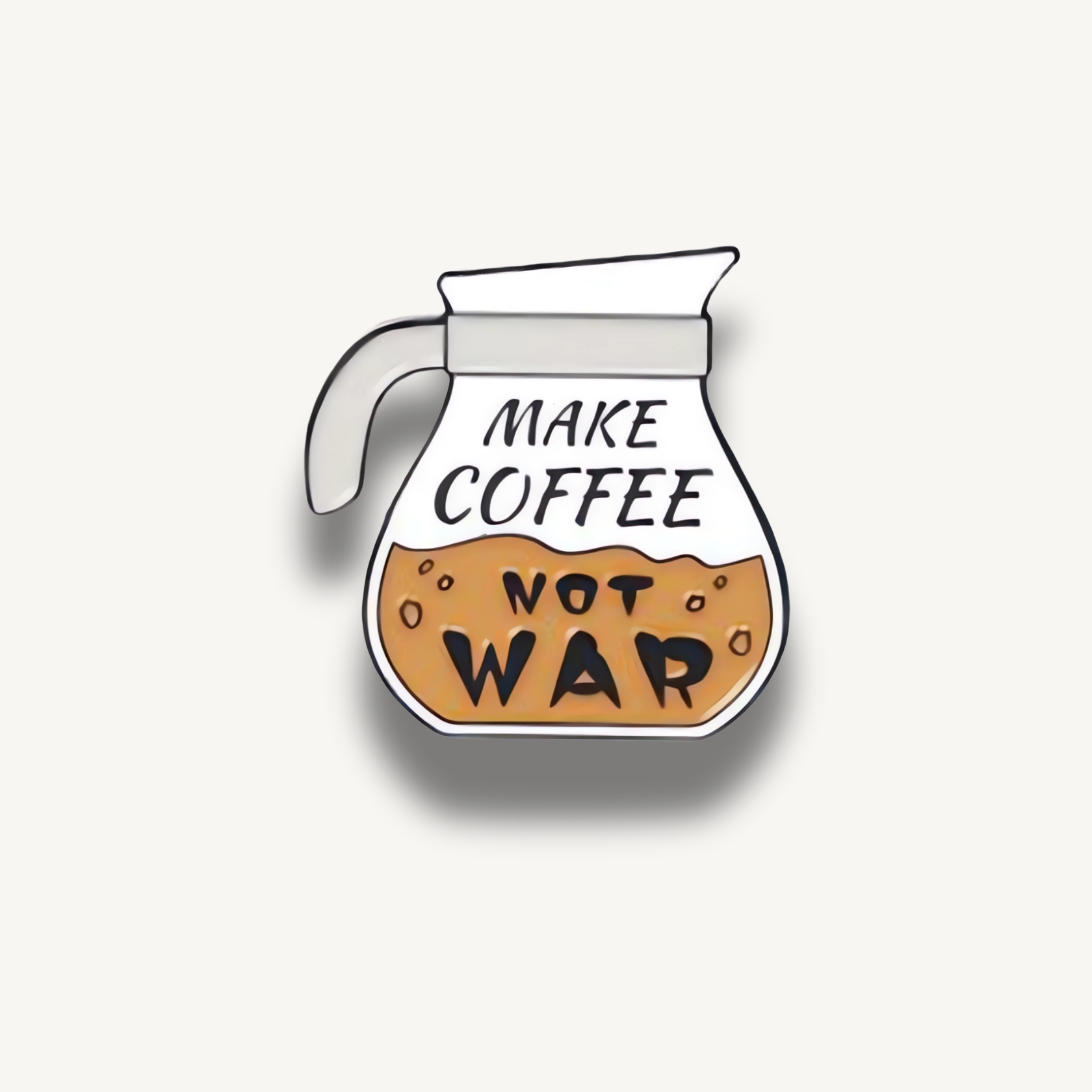 Smaltovaná brošňa v tvare bielej kávovej kanvice s hnedou kávou a nápisom MAKE COFFEE NOT WAR.