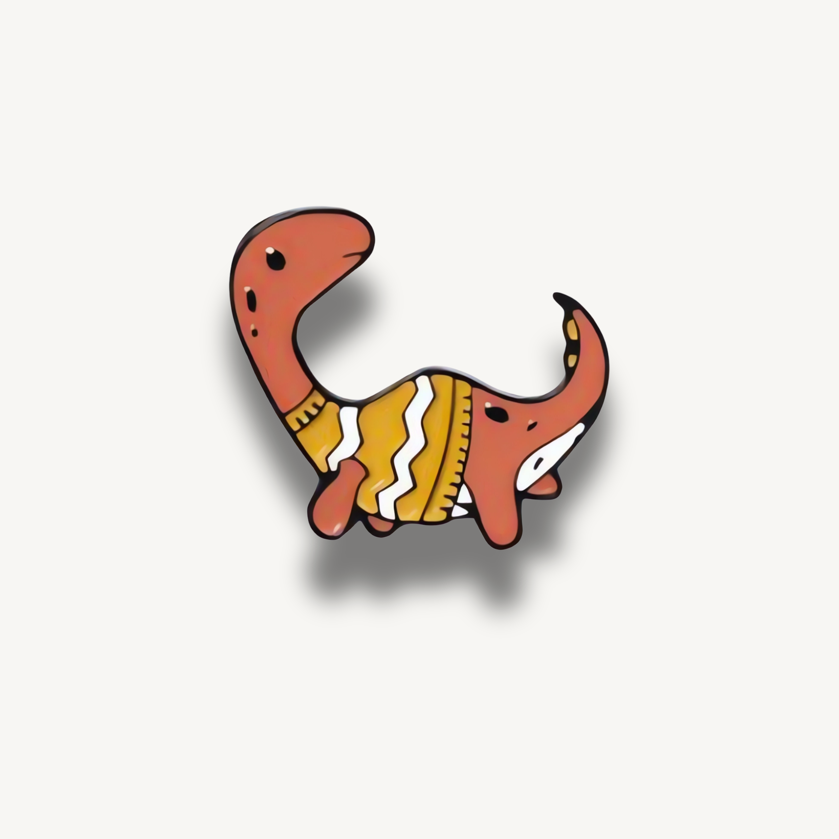 Oranžová smaltovaná brošňa v tvare dinosaura v žltom svetríku