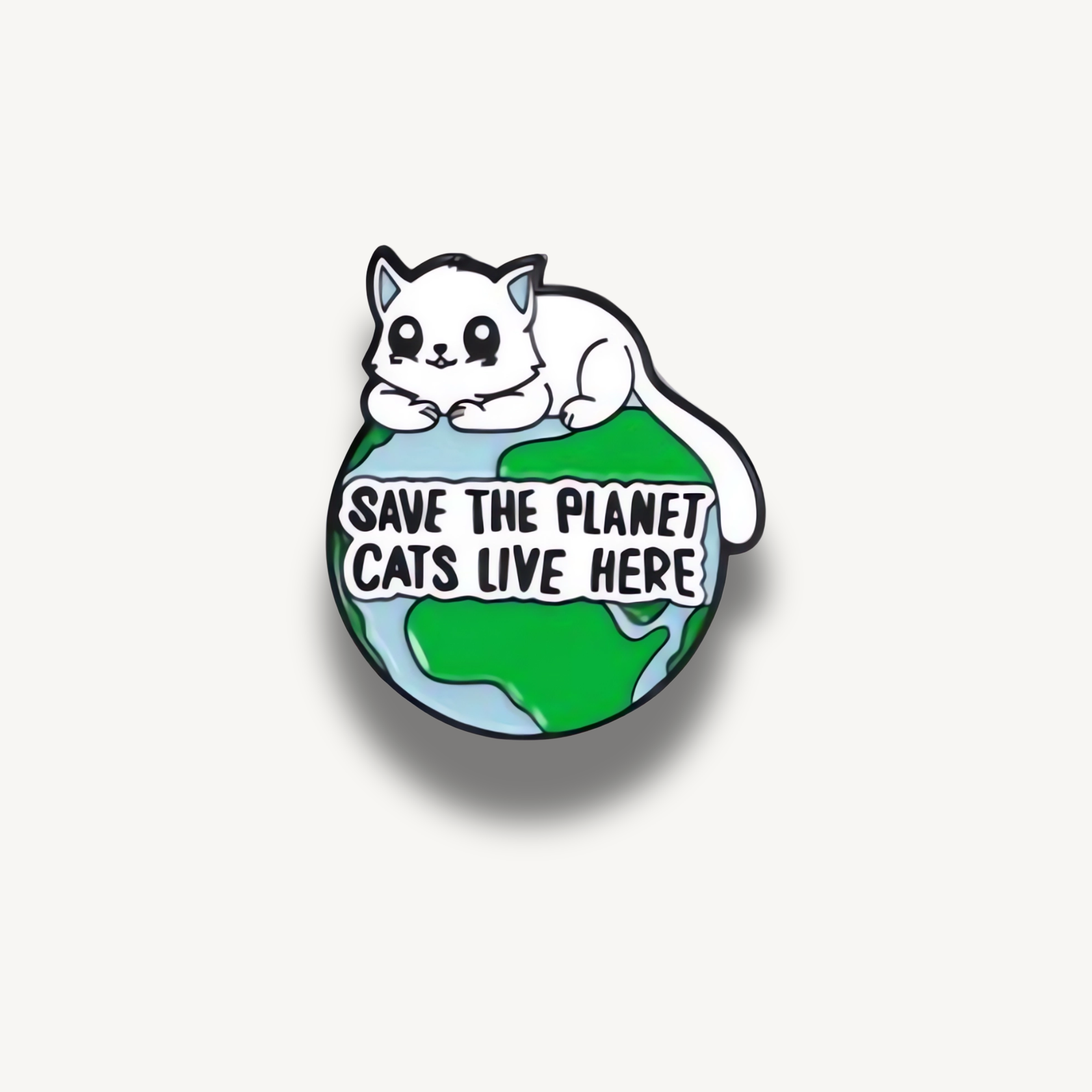 Smaltovaná brošňa s bielou mačkou ležiacou na modrej a zelenej zemeguli s textom 'SAVE THE PLANET CATS LIVE HERE'.
