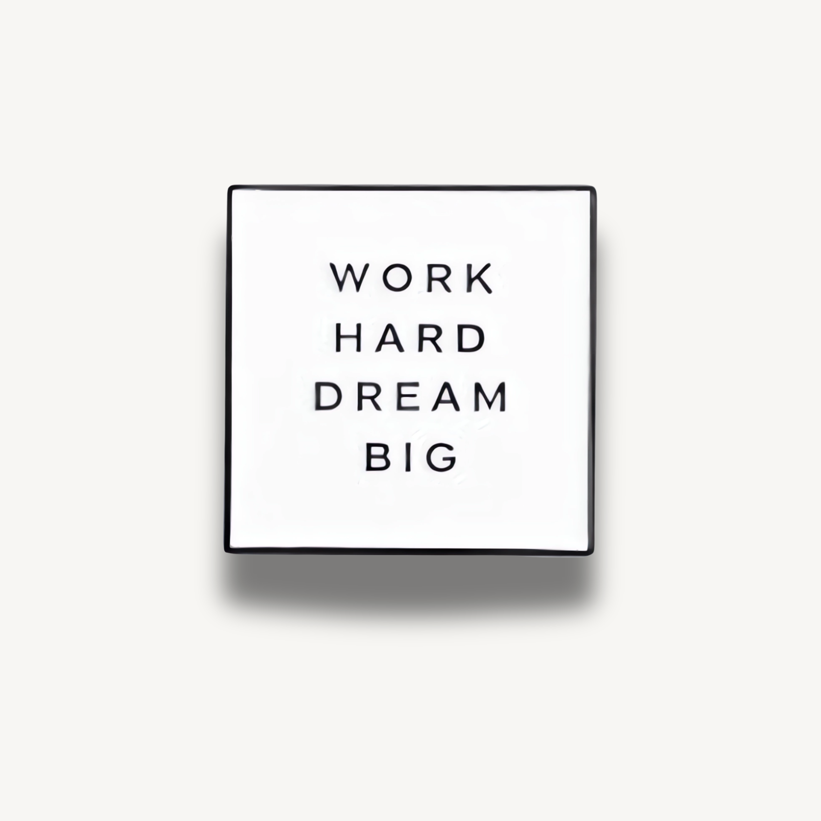 Biela štvorcová brošňa s čiernym nápisom Work Hard Dream Big.