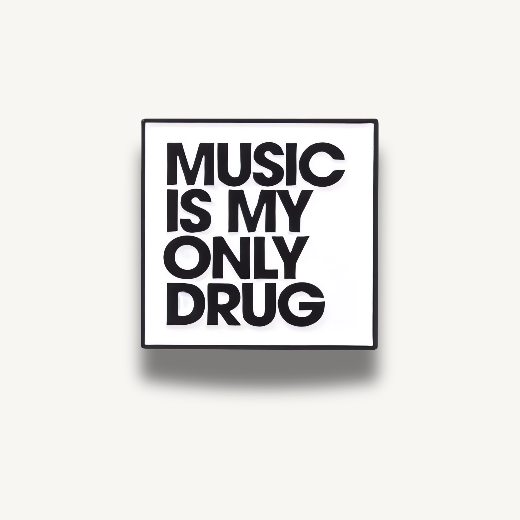 Čierno-biela hranatá smaltovaná brošňa s nápisom MUSIC IS MY ONLY DRUG