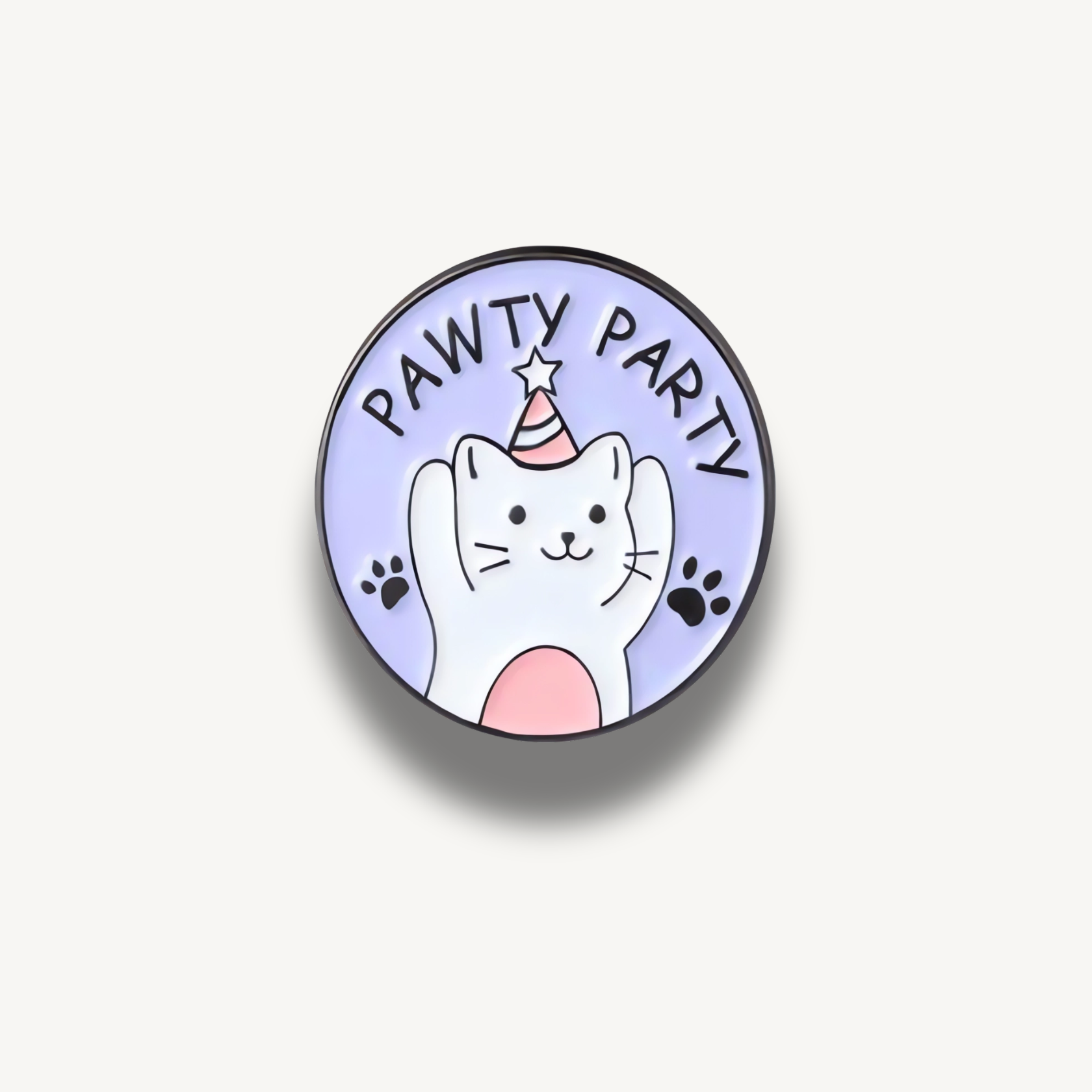 Okrúhla fialová brošňa s bielou mačkou v ružovej párty čiapke a nápisom Pawty Party.