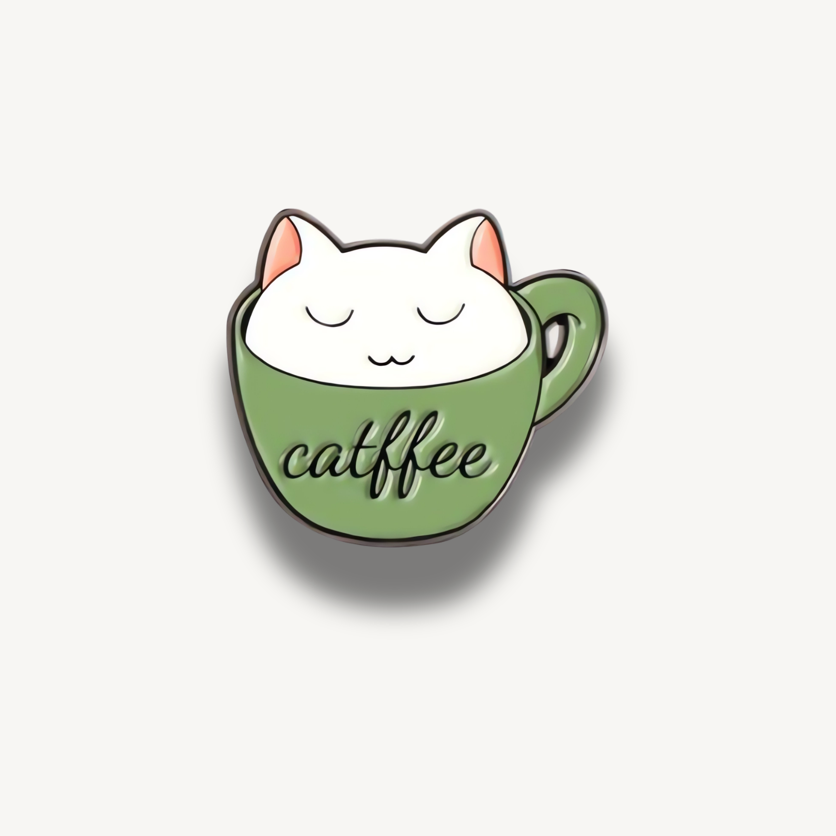 Biela mačka v zelenom hrnčeku s nápisom 'catffee', s ružovými uškami a čiernymi obrysmi.