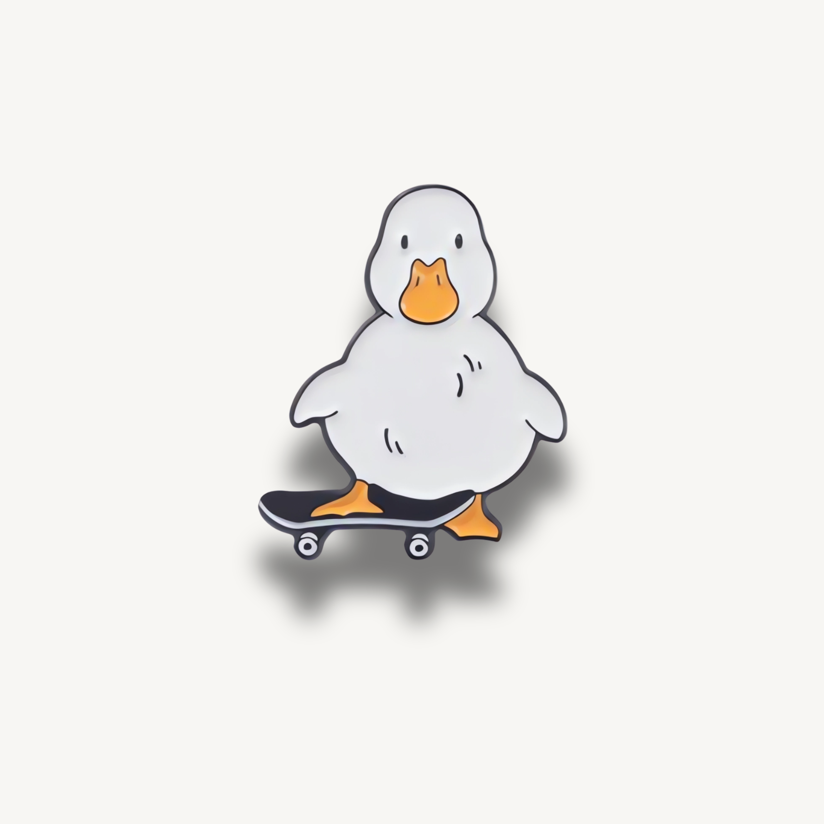 Biela smaltovaná brošňa v tvare kačice na čiernom skateboarde s oranžovým zobákom a nohami.