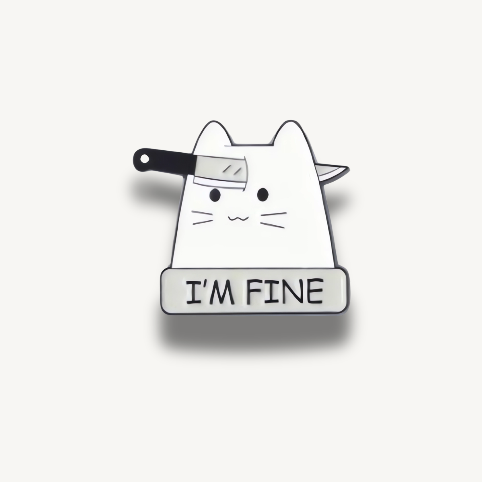 Biela smaltovaná brošňa s kreslenou mačkou s nožom v hlave a nápisom 'I'M FINE'.