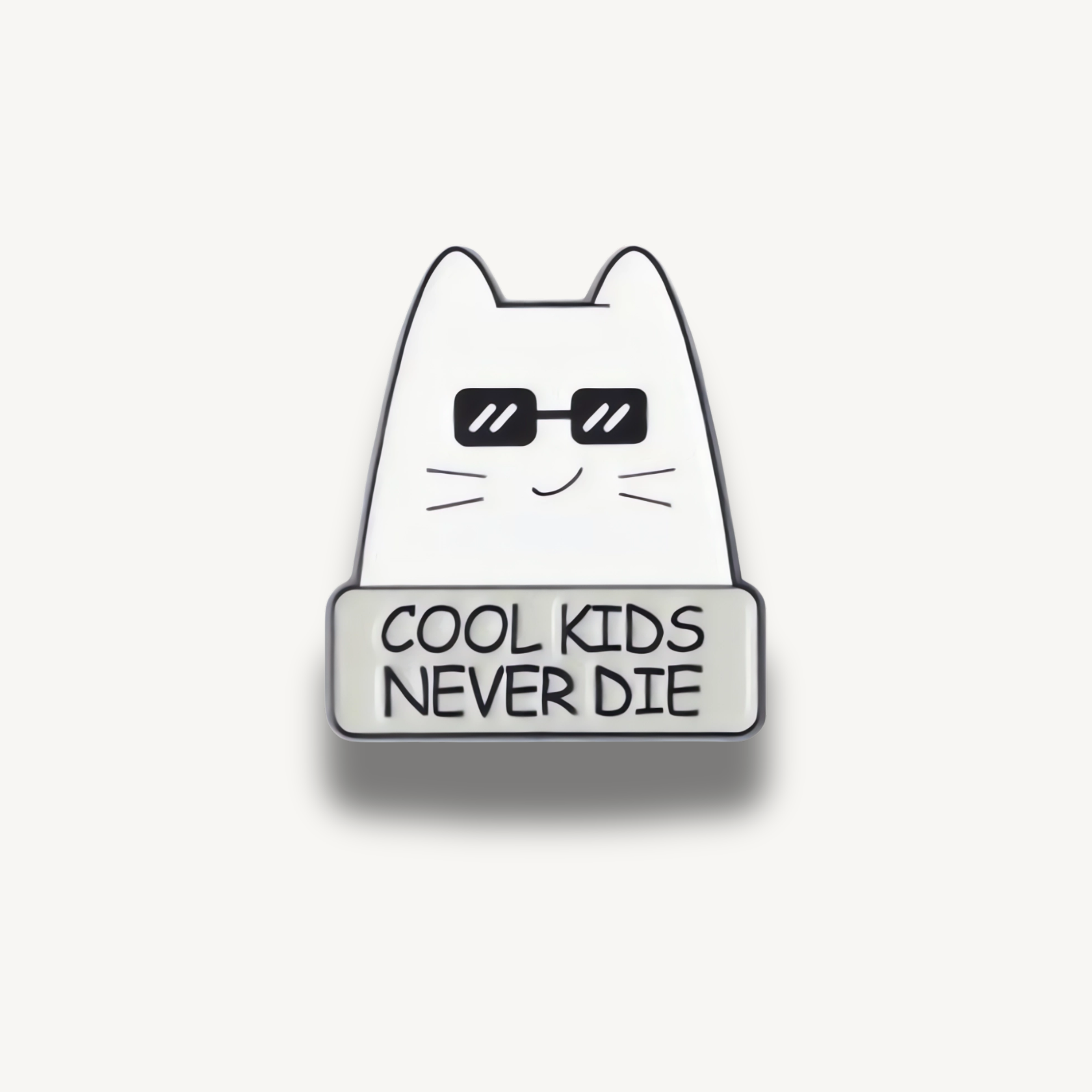 Biela smaltovaná brošňa s kresbou mačky v čiernych okuliaroch a nápisom Cool Kids Never Die.