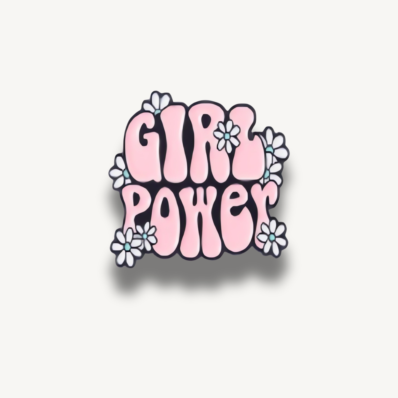 Smaltovaná brošňa s ružovým nápisom GIRL POWER v bublinovom retro štýle, ozdobená bielymi kvetmi s tyrkysovými stredmi.