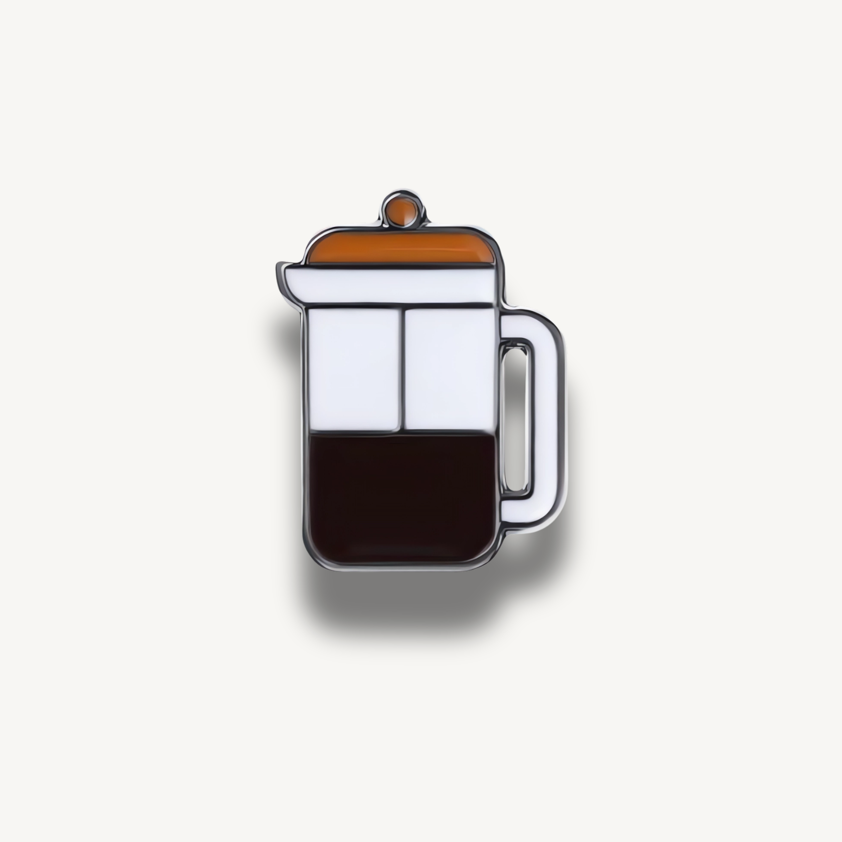 Smaltovaná brošňa s motívom bieleho kávovaru French Press s tmavohnedou kávou a hnedým vrchnákom.