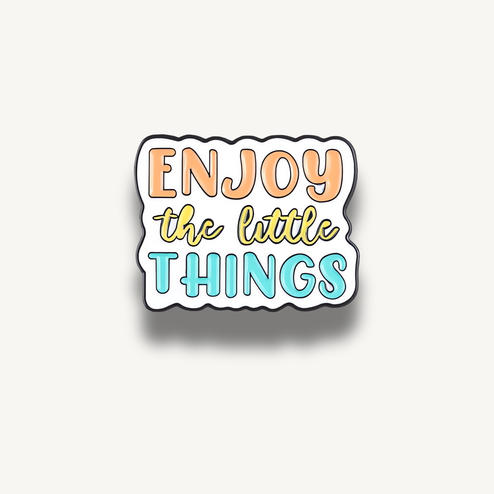 Smaltovaná brošňa s farebným nápisom "Enjoy the little Things"