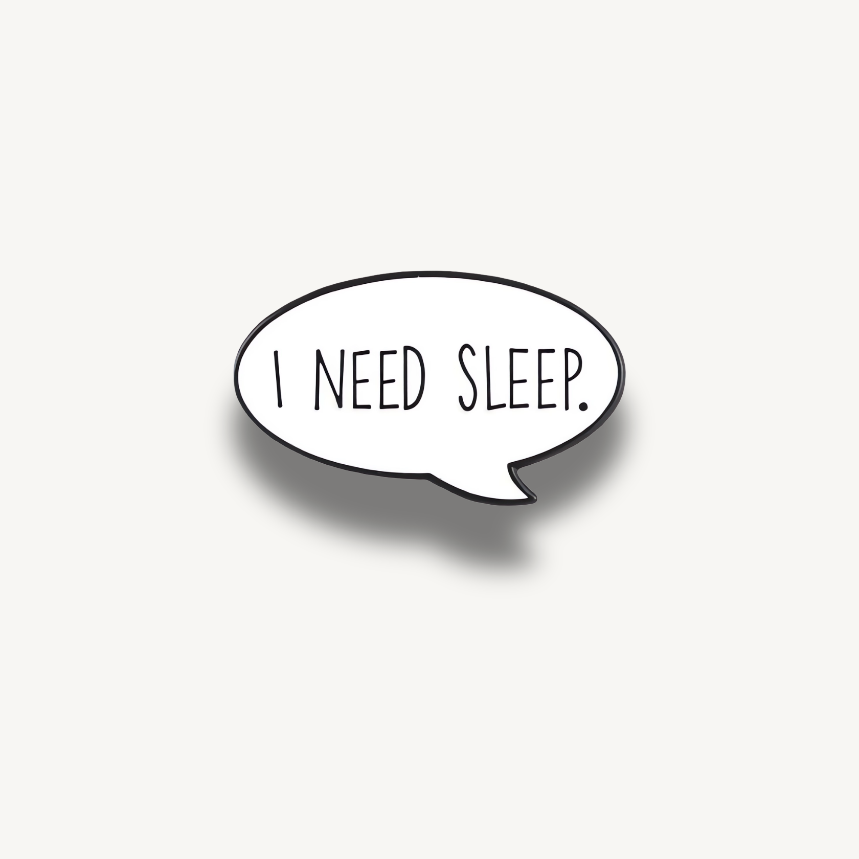 Biela rečová bublina smaltovaná brošňa s čiernym textom I NEED SLEEP.