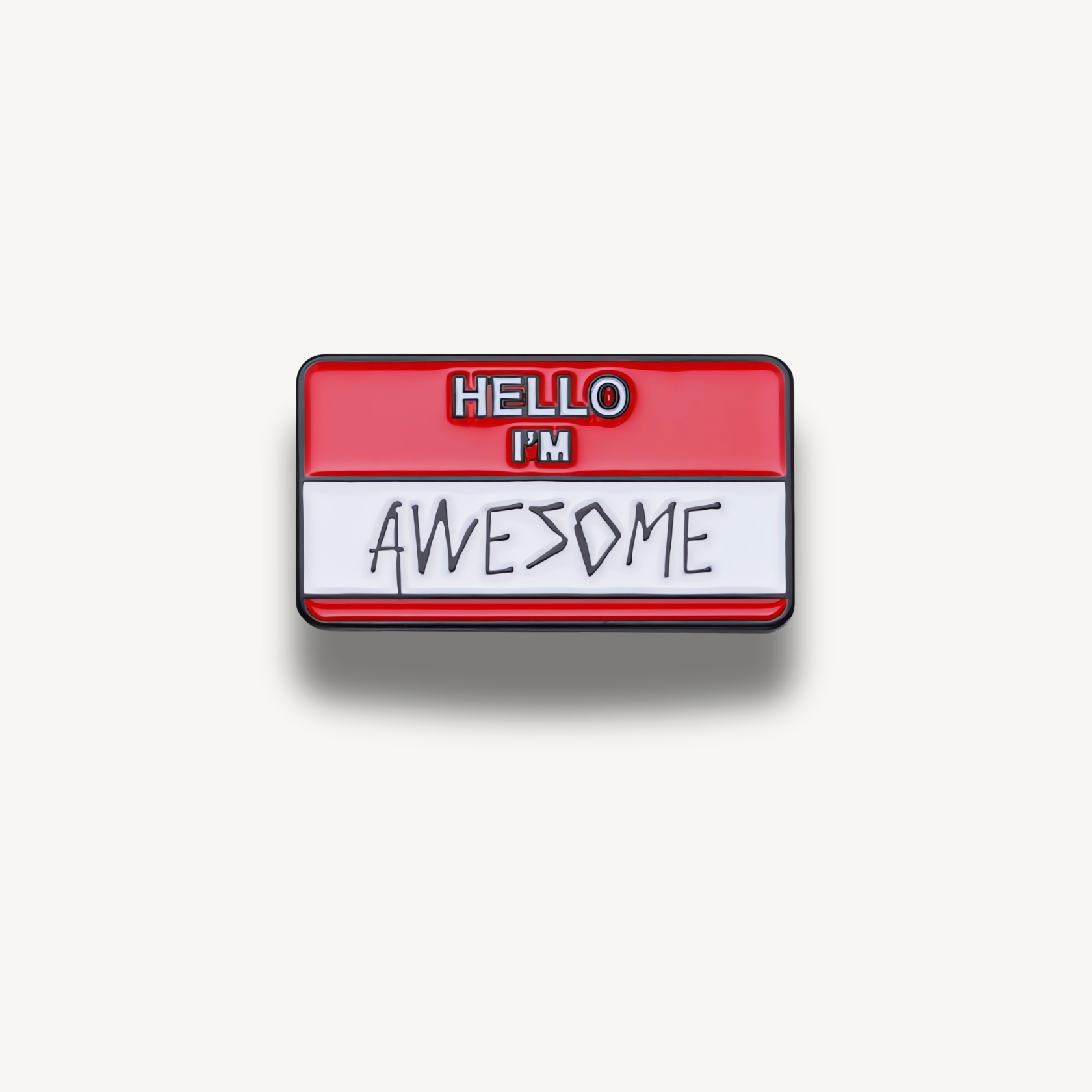 Červená a biela smaltovaná brošňa v tvare menovky s textom Hello I'm Awesome.