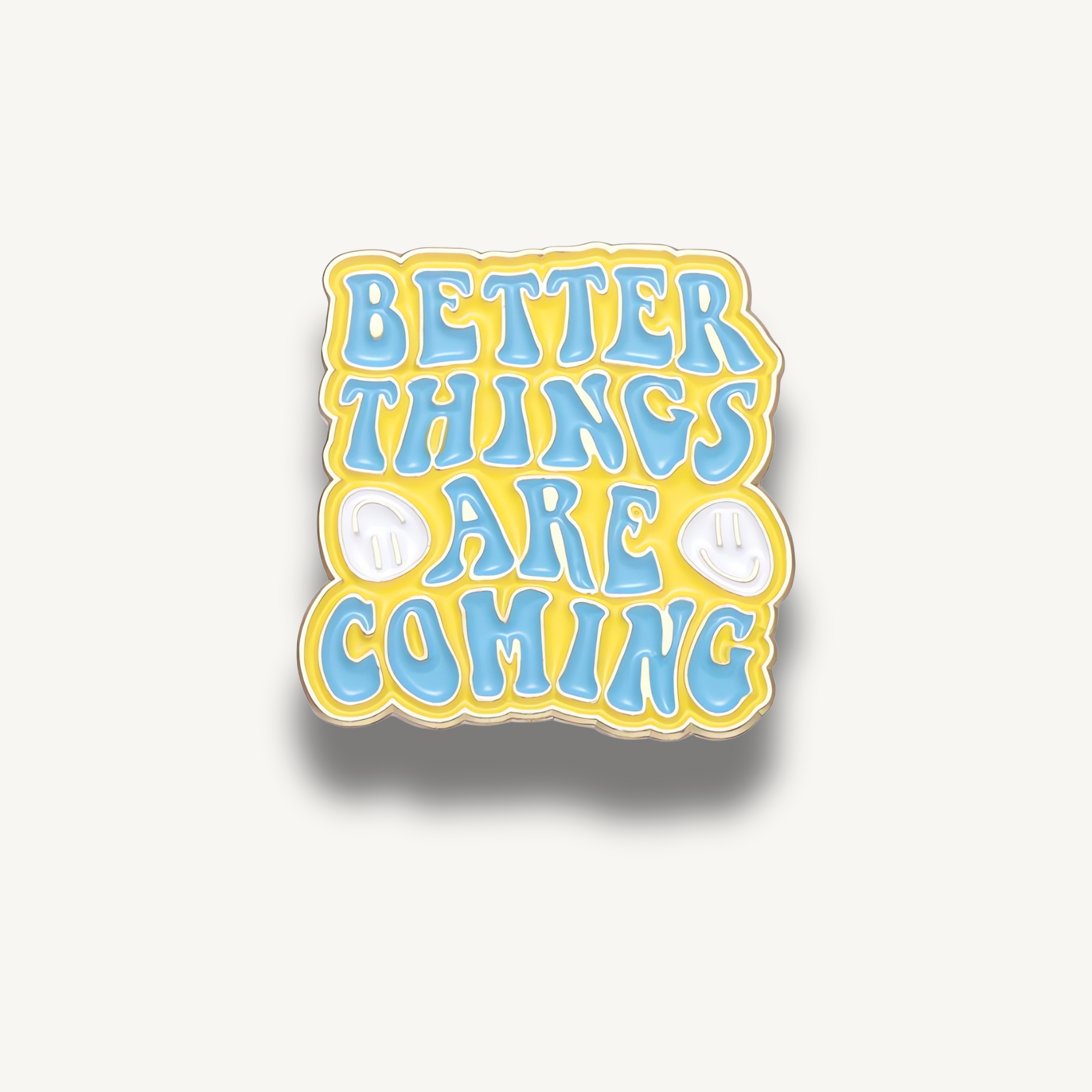 Brošňa s nápisom Better Things Are Coming, žltá, modrá a biela farba
