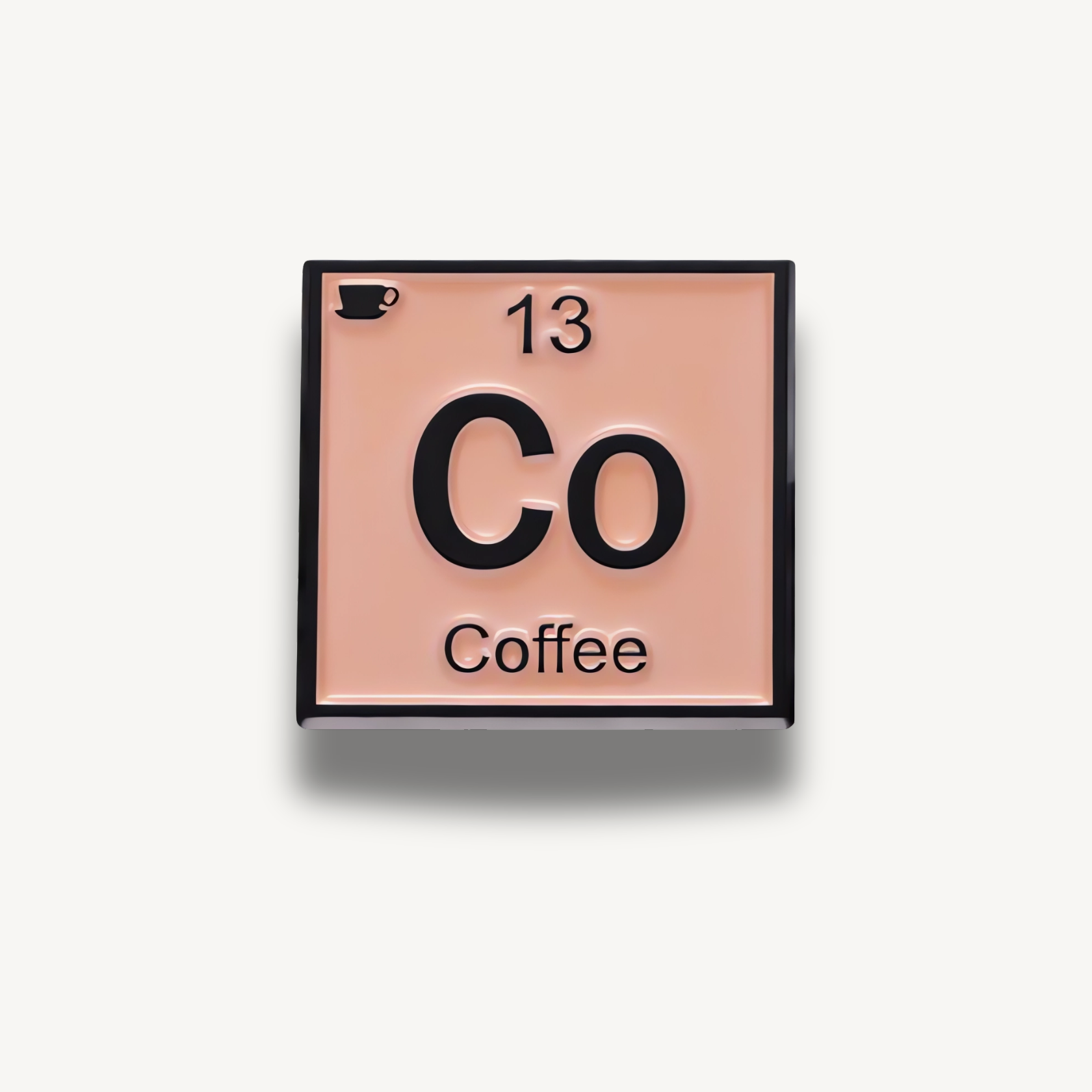 Lososová štvorcová brošňa s nápisom Co, číslo 13, symbolom šálky kávy a slovom Coffee.