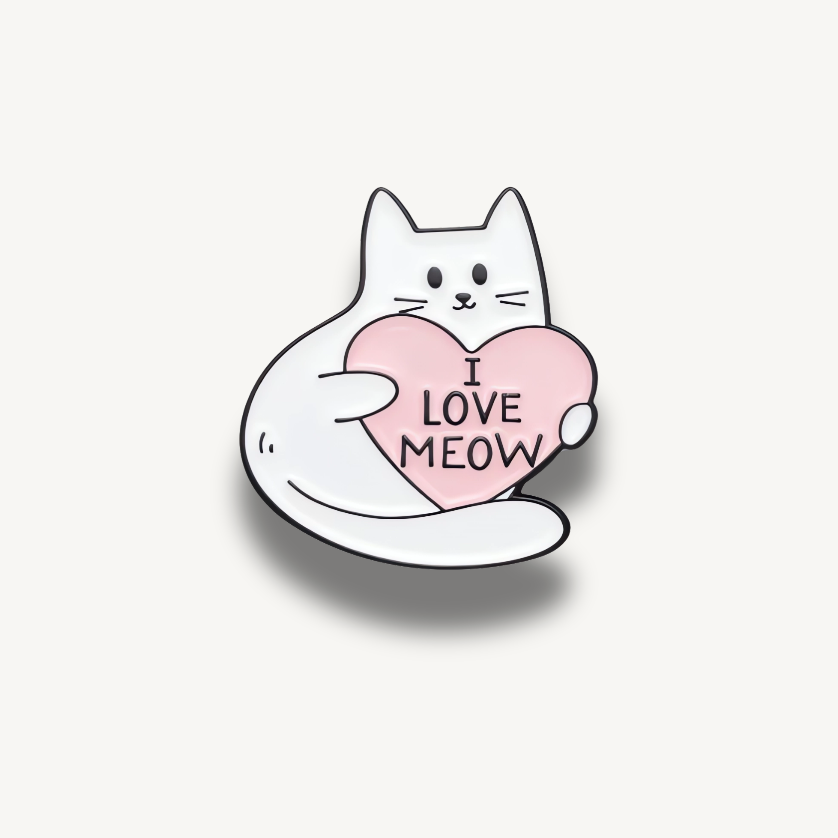 Biela smaltovaná brošňa v tvare mačky držiacej ružové srdce s nápisom I LOVE MEOW.