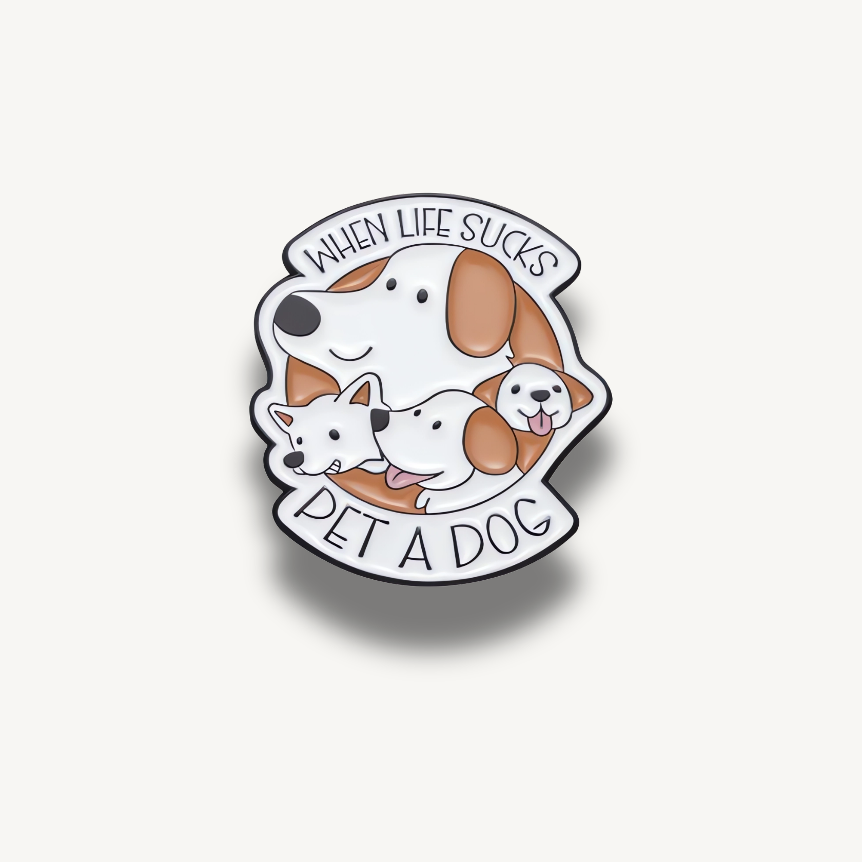 Smaltovaná brošňa s motívom troch bielych a hnedých psov s nápisom When Life Sucks Pet a Dog.