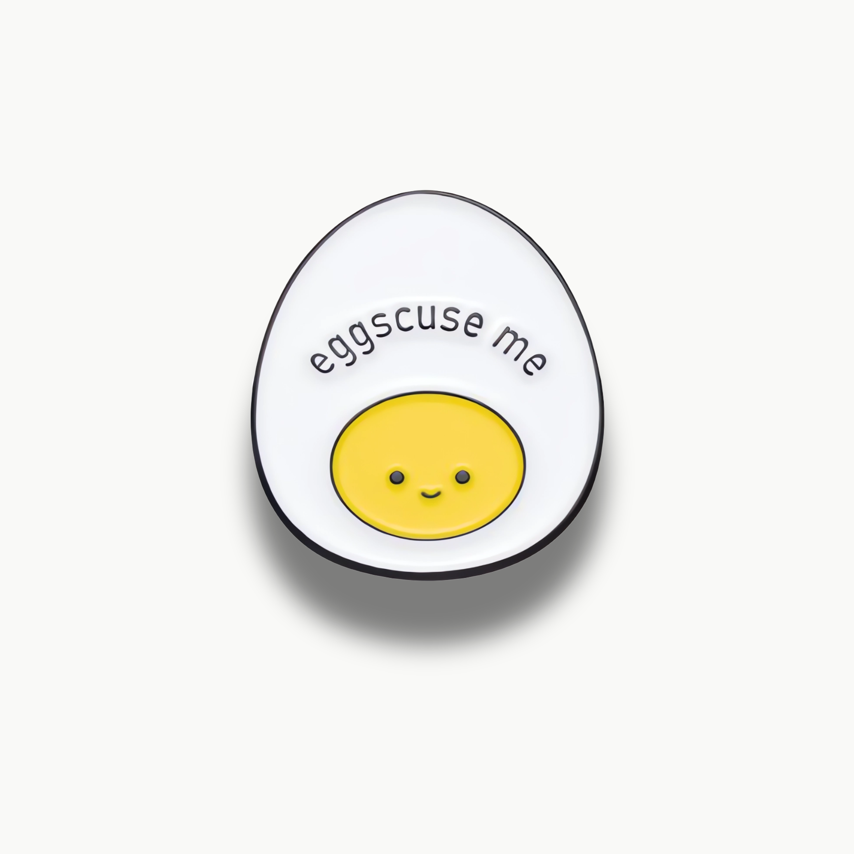 Smaltovaná brošňa v tvare vtipného rozpoleného vajca s úsmevom a nápisom "eggscuse me".