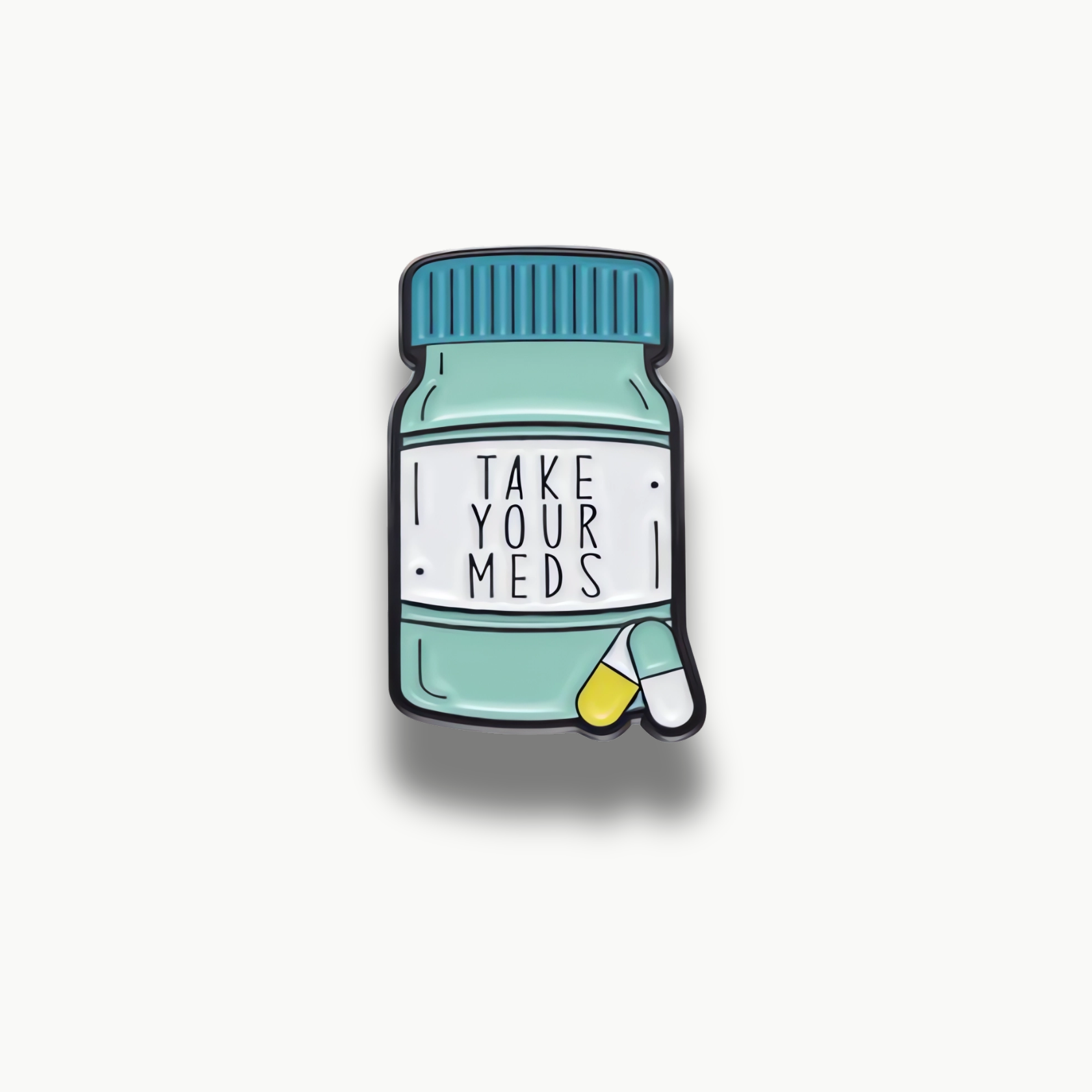 Smaltovaná brošňa v tvare mätovozelenej fľašky na lieky s nápisom TAKE YOUR MEDS a dvoma tabletkami.