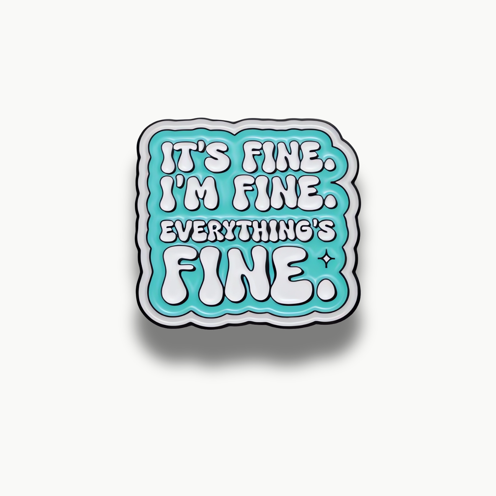 Smaltovaná brošňa s nápisom 'IT'S FINE. I'M FINE. EVERYTHING'S FINE.' v tyrkysovej a bielej farbe.