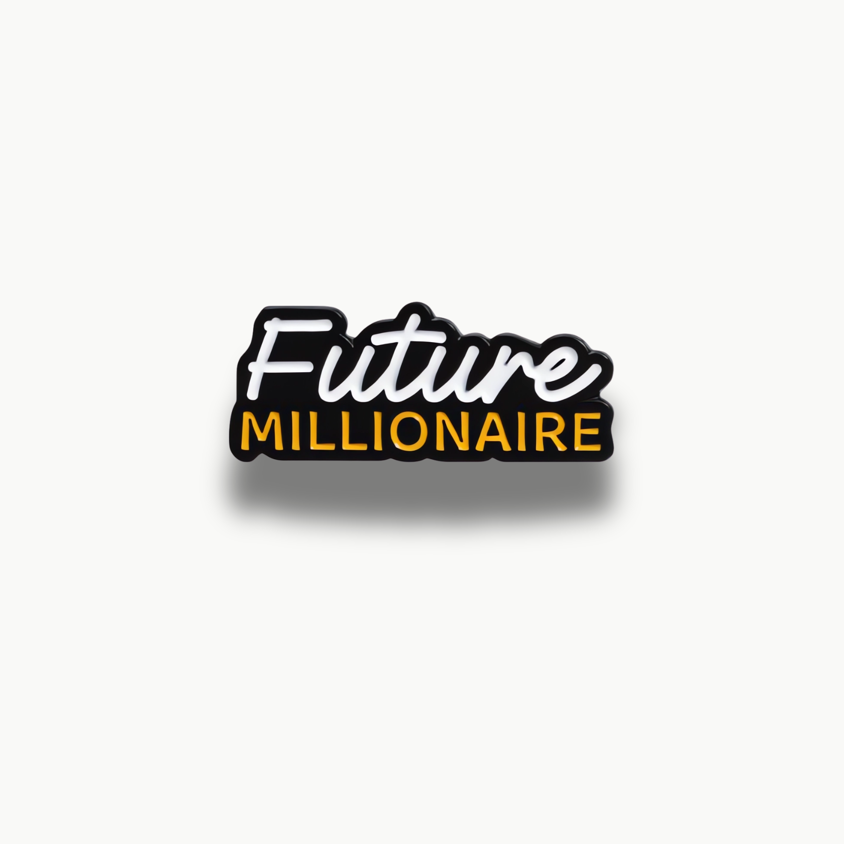 Čierna smaltovaná brošňa s bielym a žltým nápisom 'Future Millionaire'.