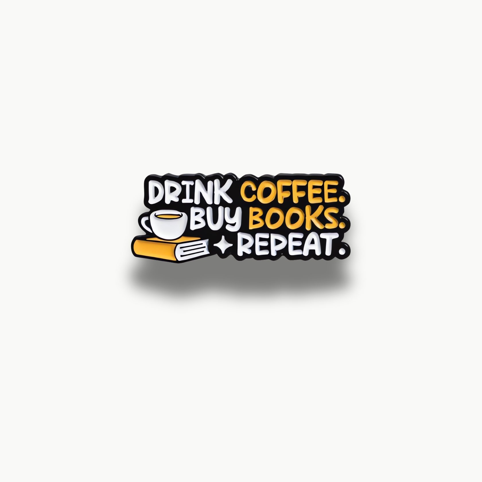 Smaltovaná brošňa s nápisom Drink Coffee Buy Books Repeat, bielou šálkou kávy a žltou knihou.
