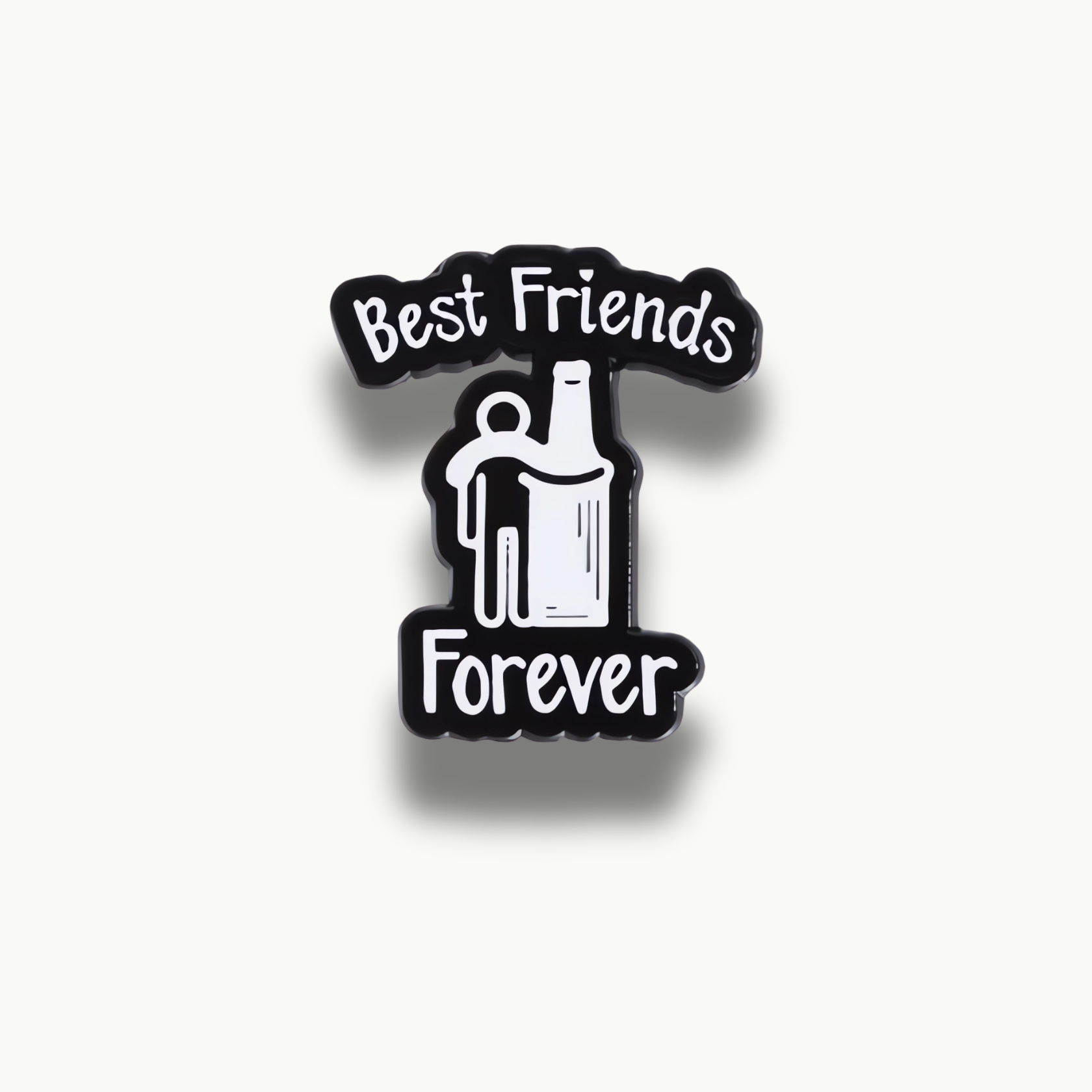 Čierna smaltovaná brošňa s bielym nápisom Best Friends Forever a kresbou osoby objímajúcej fľašu.