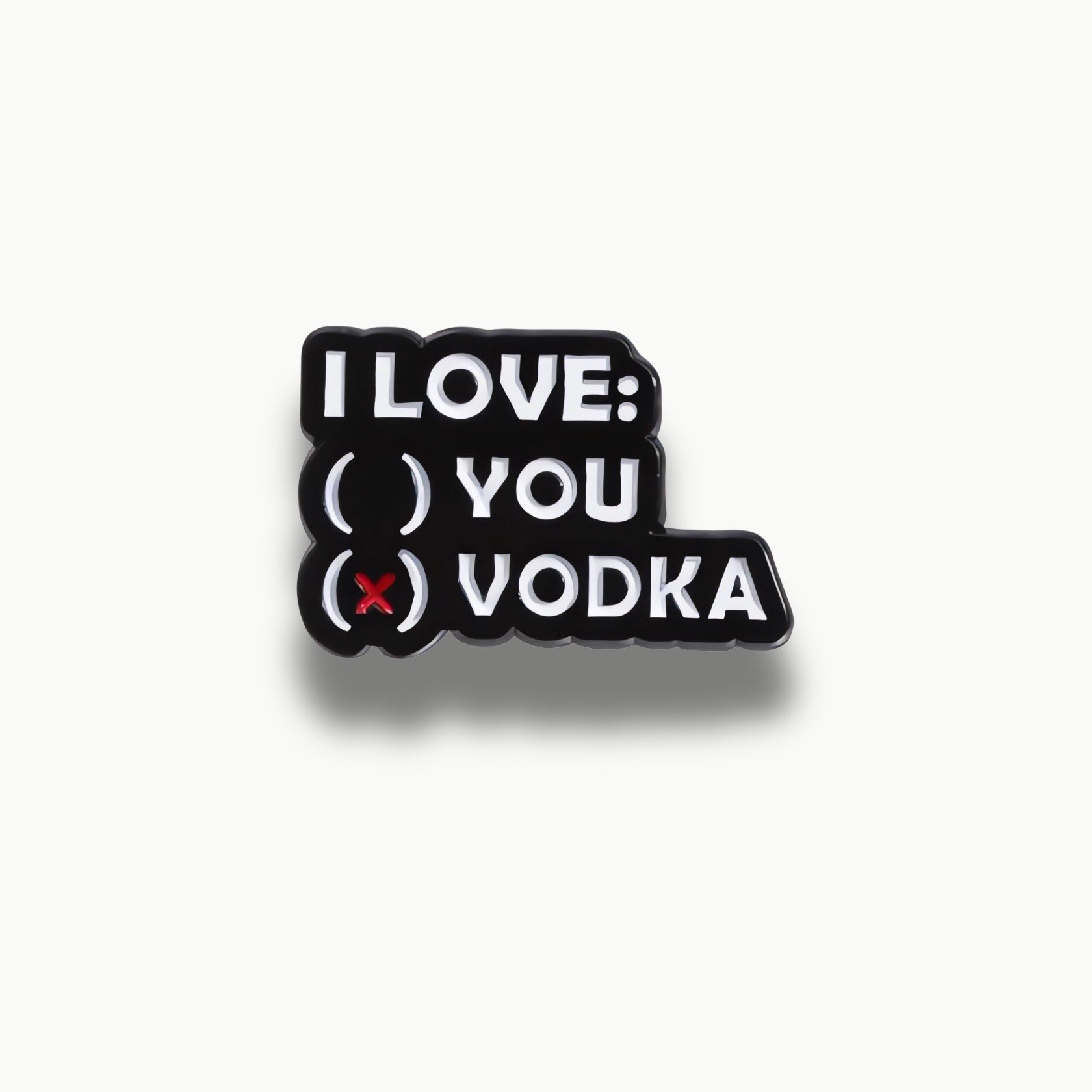 Čierna obdĺžniková brošňa s bielym nápisom 'I LOVE: () YOU (x) VODKA', pričom 'x' je červené.