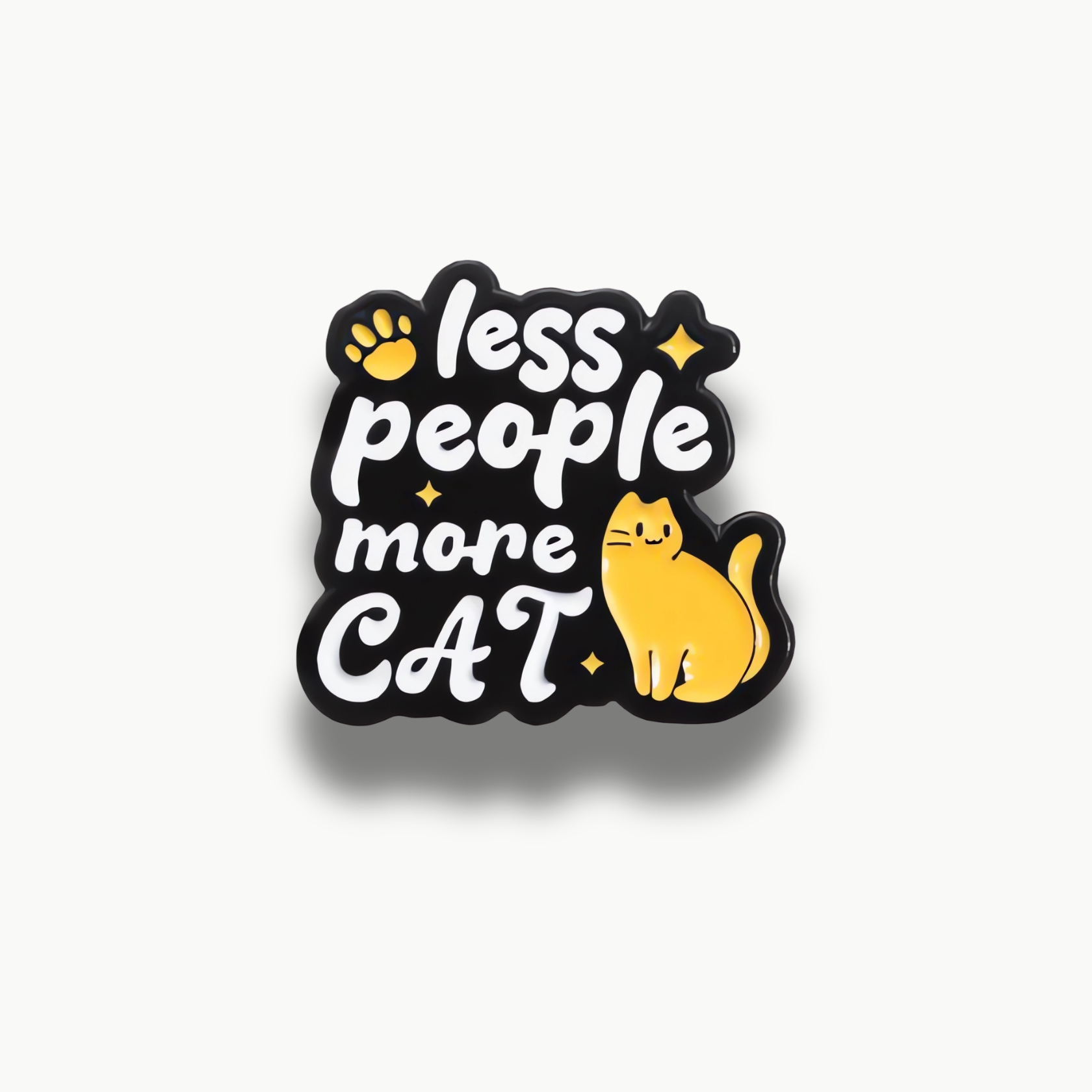 Čierna brošňa s bielym nápisom 'less people more CAT' a sediacou žltou mačkou.