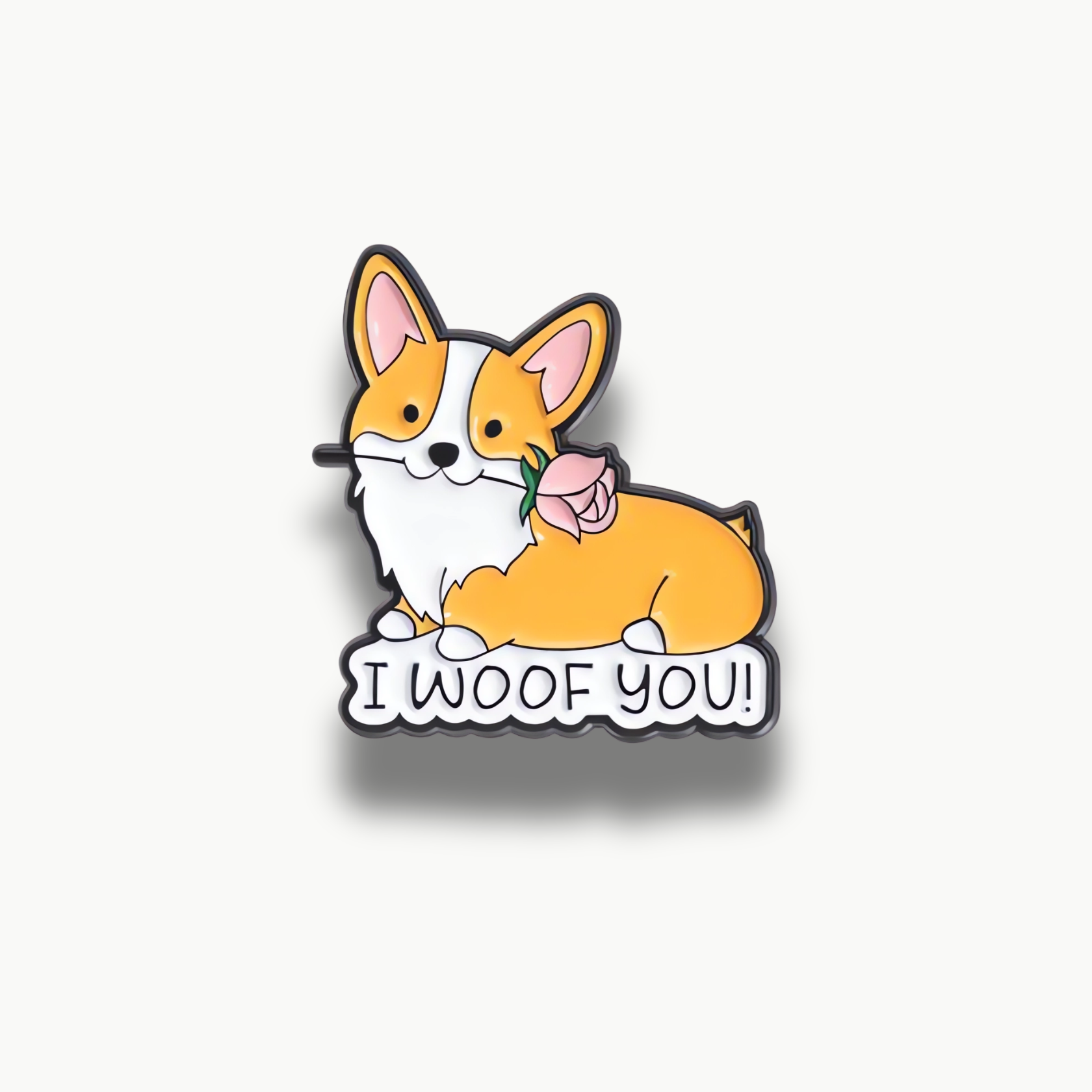 Smaltovaná brošňa s motívom oranžovo-bieleho corgiho, ktorý drží ružovú ružu v ústach, s nápisom I WOOF YOU! pod ním.