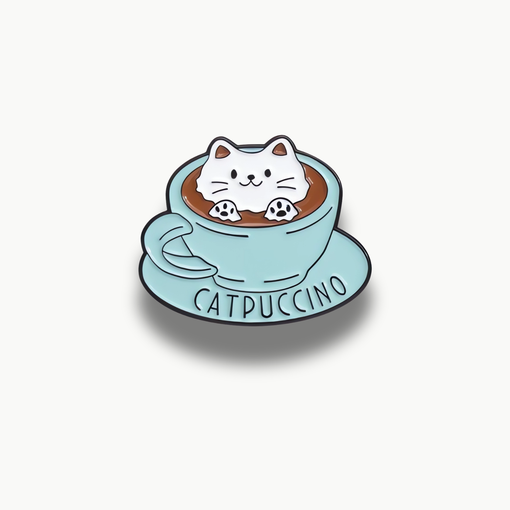 Smaltovaná brošňa biela mačka v modrej šálke s nápisom Catpuccino.
