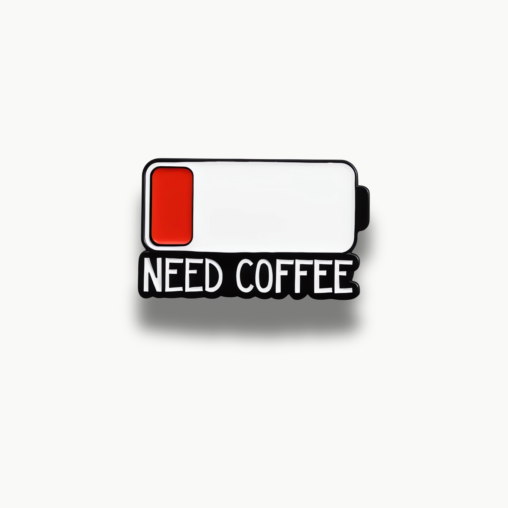 Smaltovaná brošňa s ikonou slabej červenej batérie a nápisom 'NEED COFFEE'.