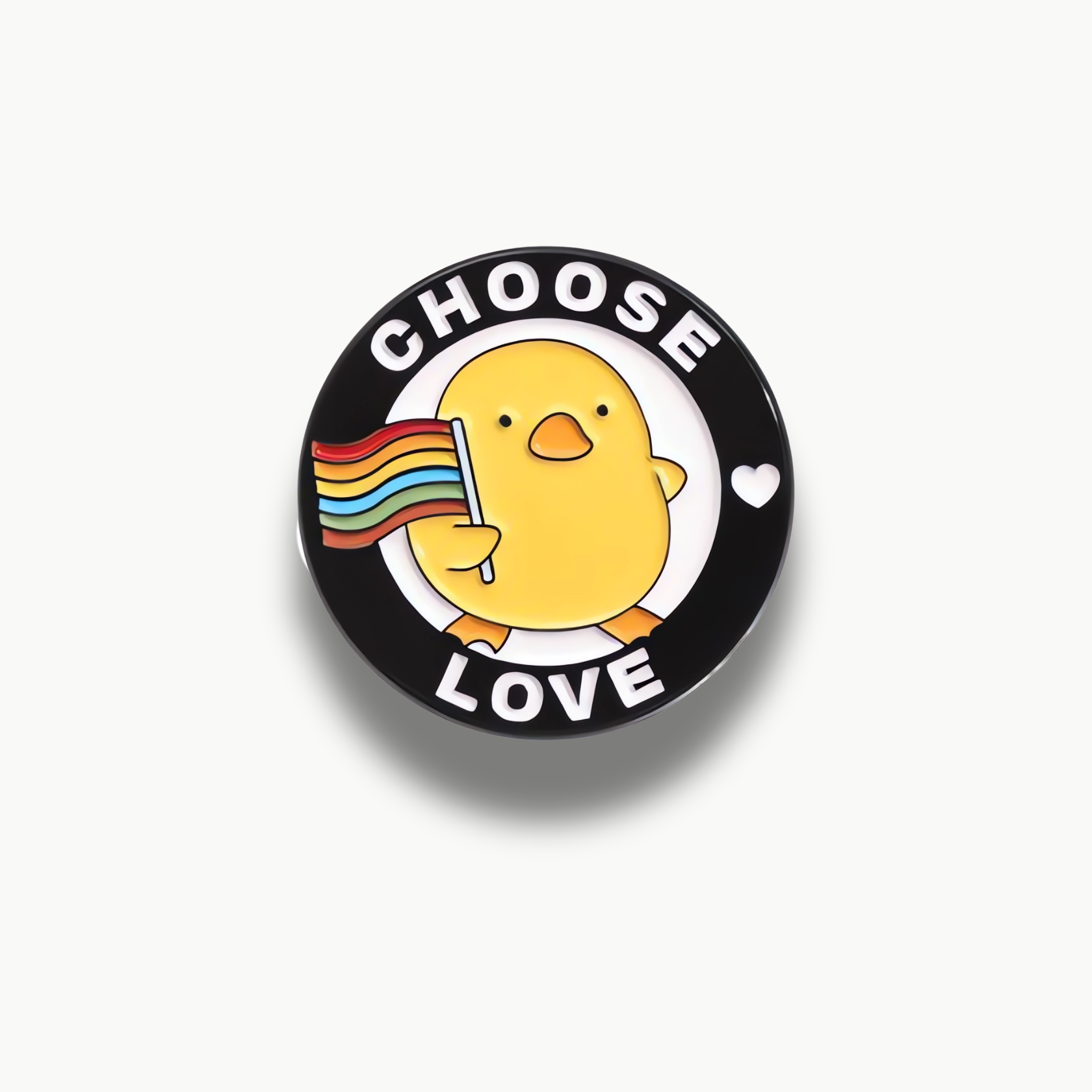 Okrúhla brošňa s žltým kuriatkom držiace dúhovú vlajku, nápisom CHOOSE LOVE a bielym srdcom.