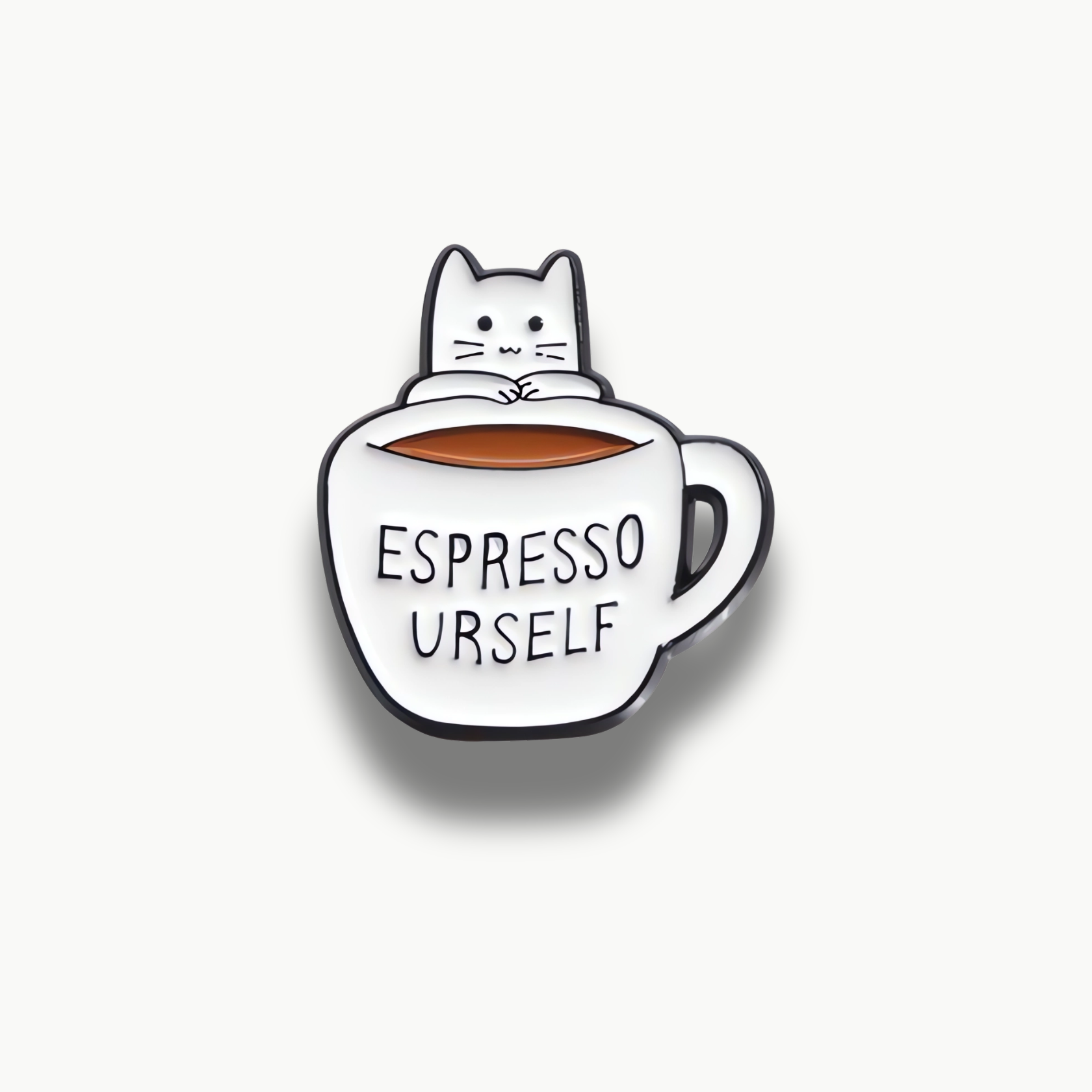 Brošňa s bielou mačkou v bielej šálke s kávou a nápisom "ESPRESSO URSELF".