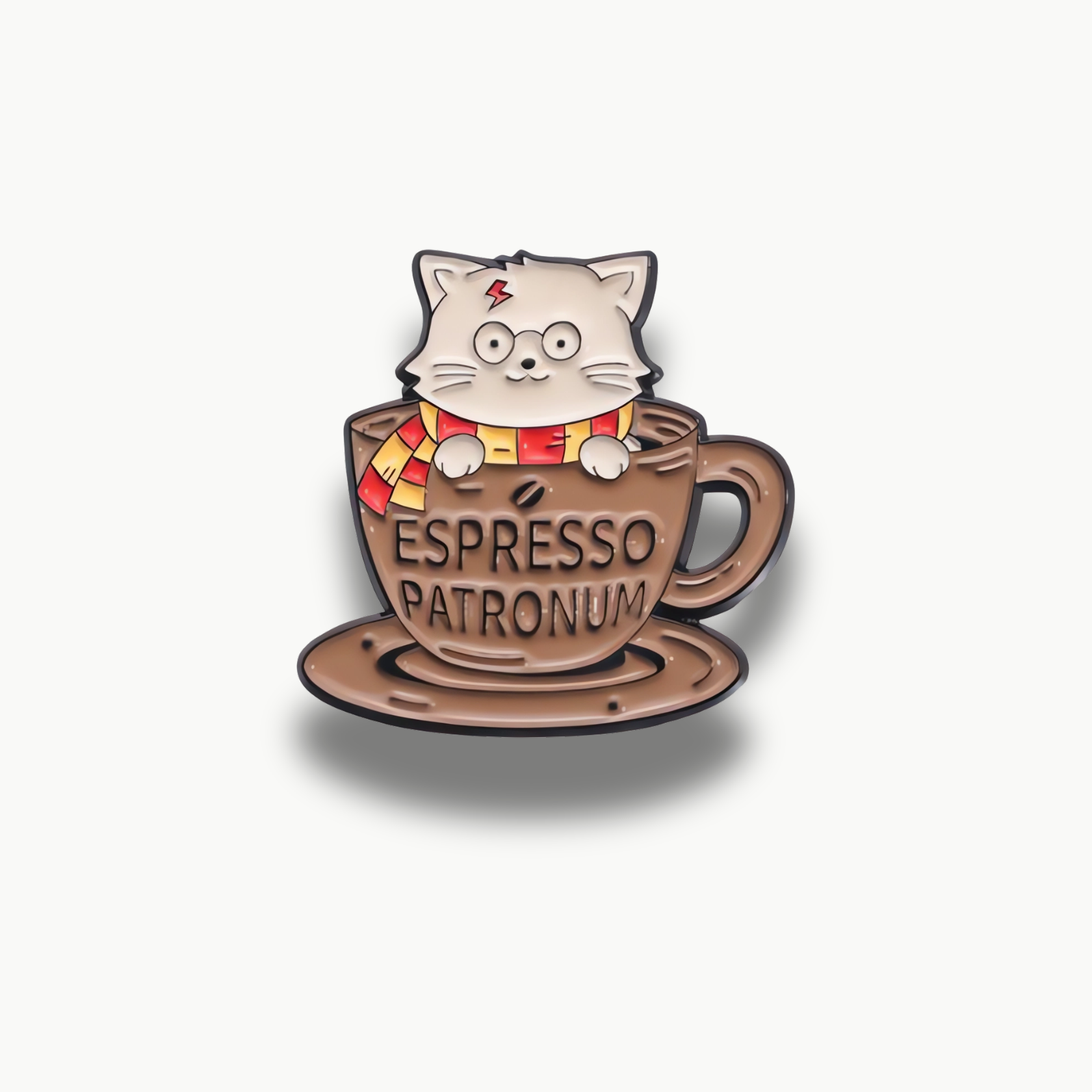 Smaltovaná brošňa zobrazujúca sivú mačku s okuliarmi a bleskom na čele, ktorá je v hnedej kávovej šálke s nápisom Espresso Patronum a pruhovaným šálom.