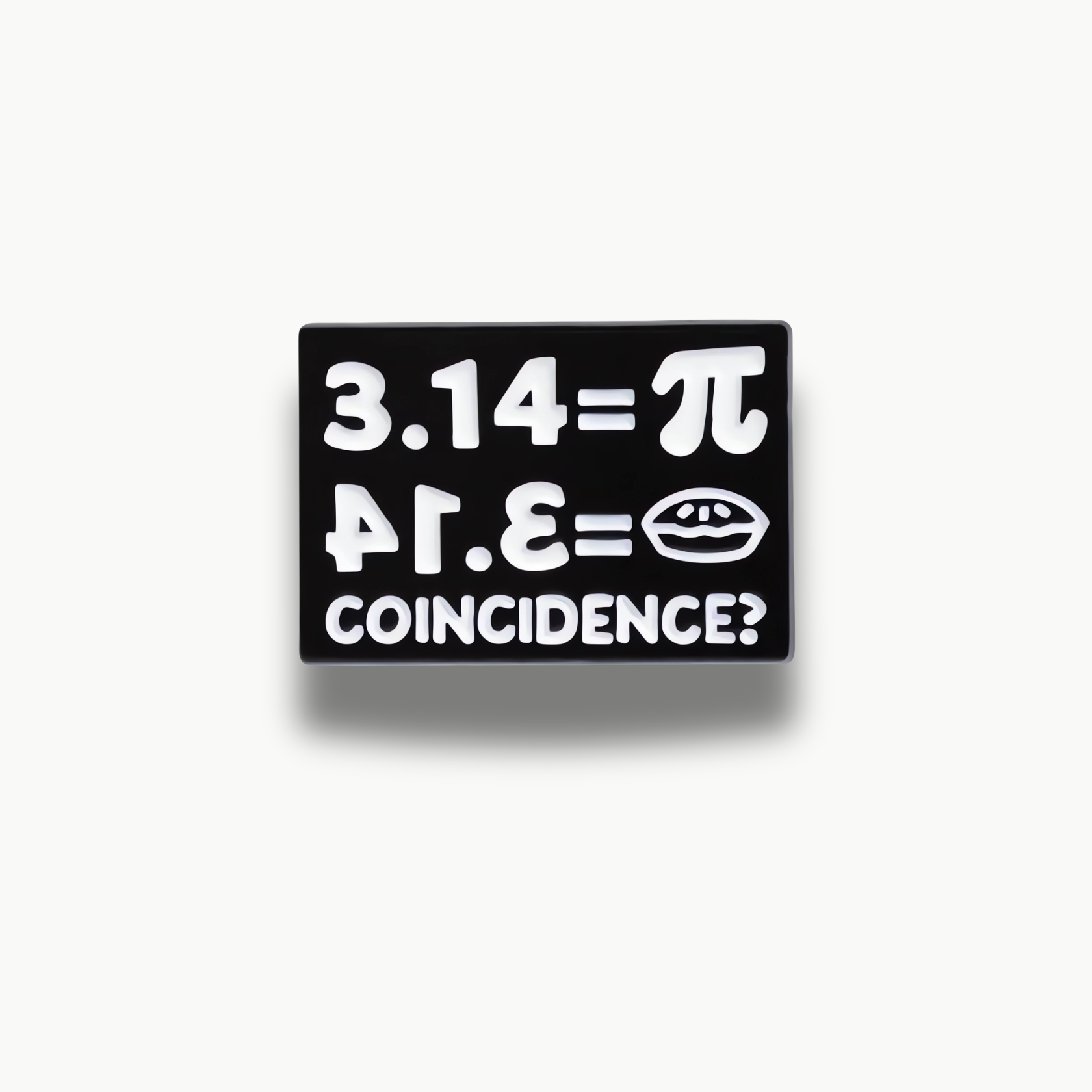 Čierna smaltovaná brošňa s bielym nápisom '3.14=π 4T.ε = [koláč] COINCIDENCE?'