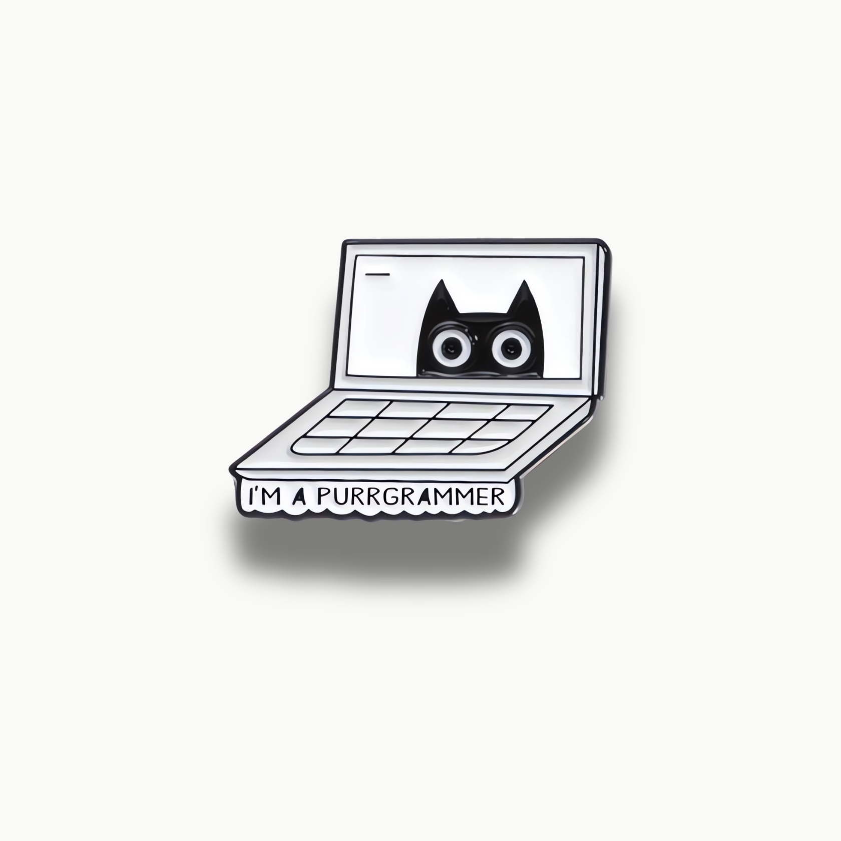 Smaltovaná brošňa s čiernou mačkou vykukujúcou z bieleho notebooku s textom I'M A PURRGRAMMER.