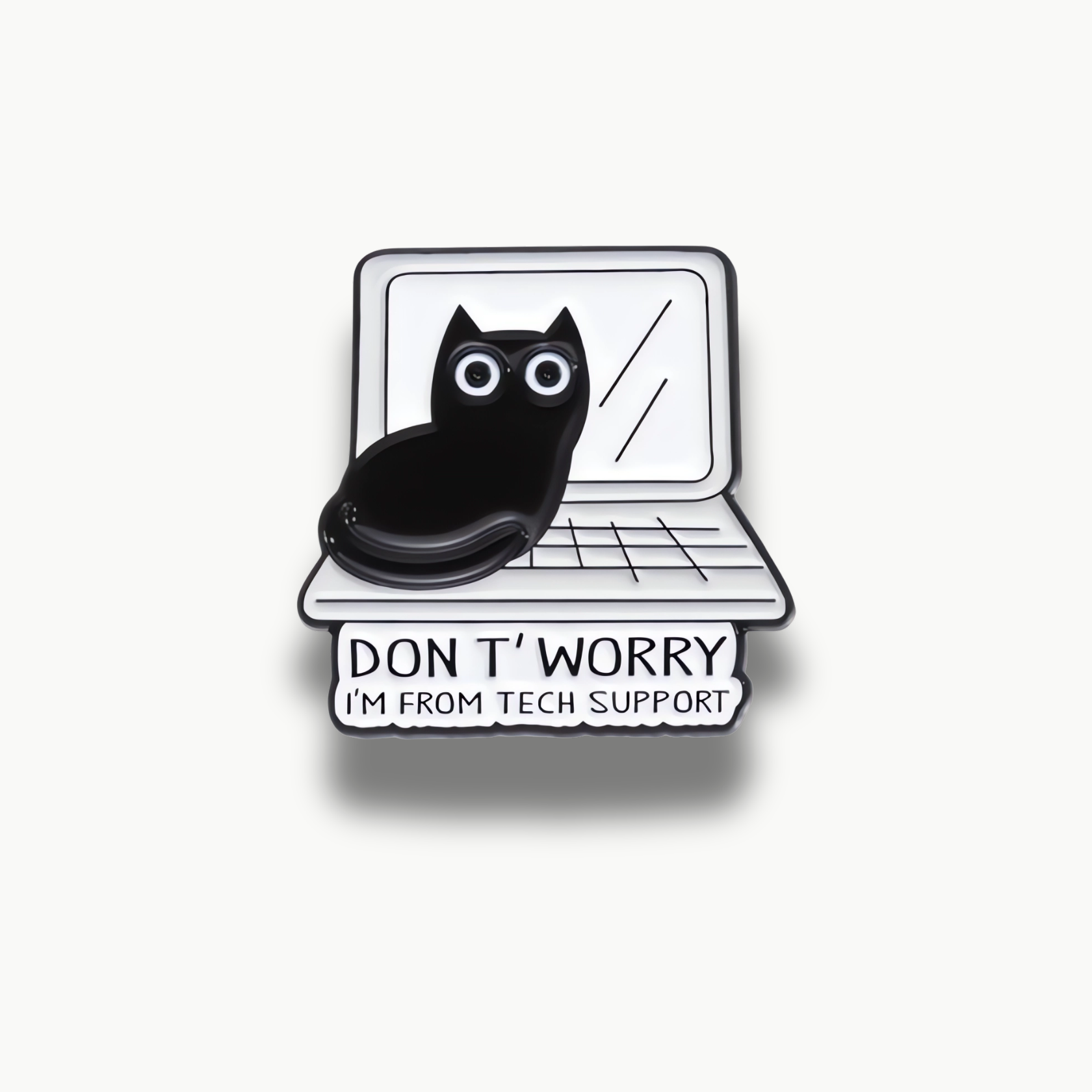 Smaltovaná brošňa s čiernou mačkou sediacou na notebooku a nápisom Don't Worry I'm From Tech Support.