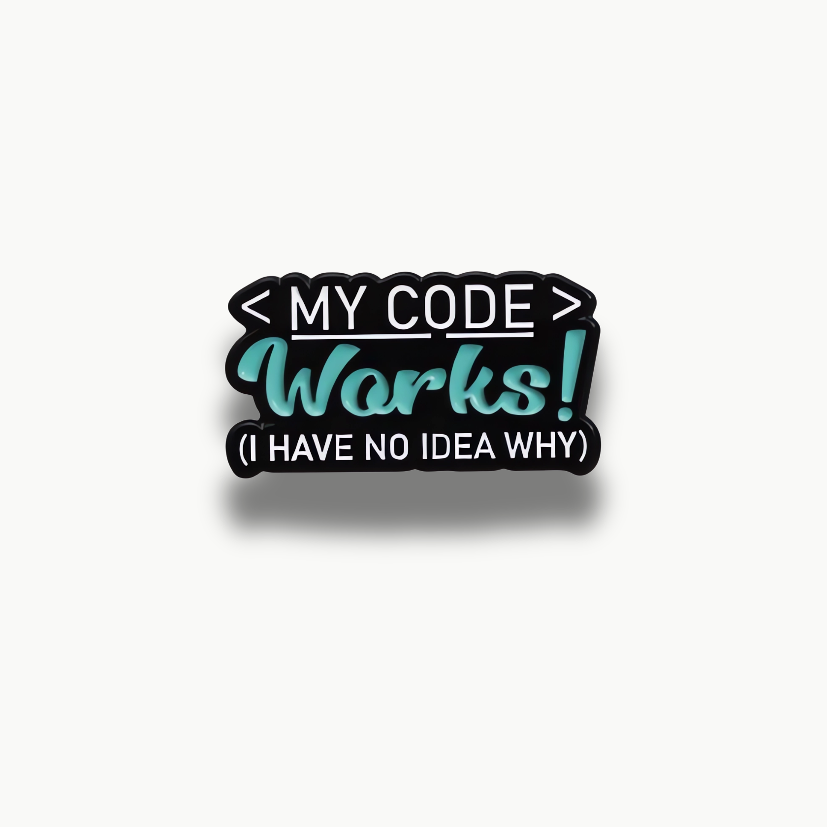 Čierna smaltovaná brošňa s bielym a tyrkysovým textom 'MY CODE Works! (I HAVE NO IDEA WHY)'.
