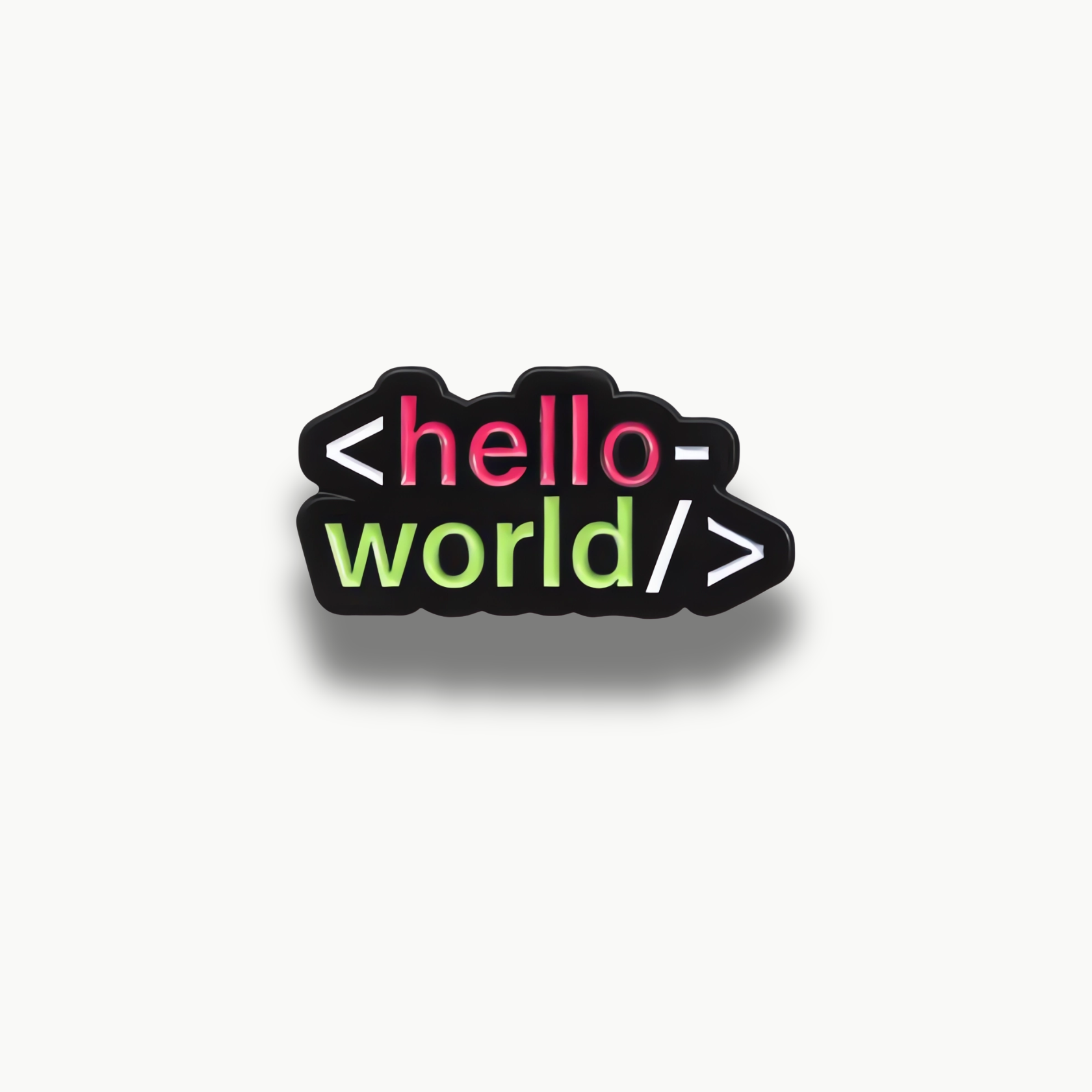 Smaltovaná brošňa s textom <hello-world/> v ružovej a zelenej farbe na čiernom pozadí.
