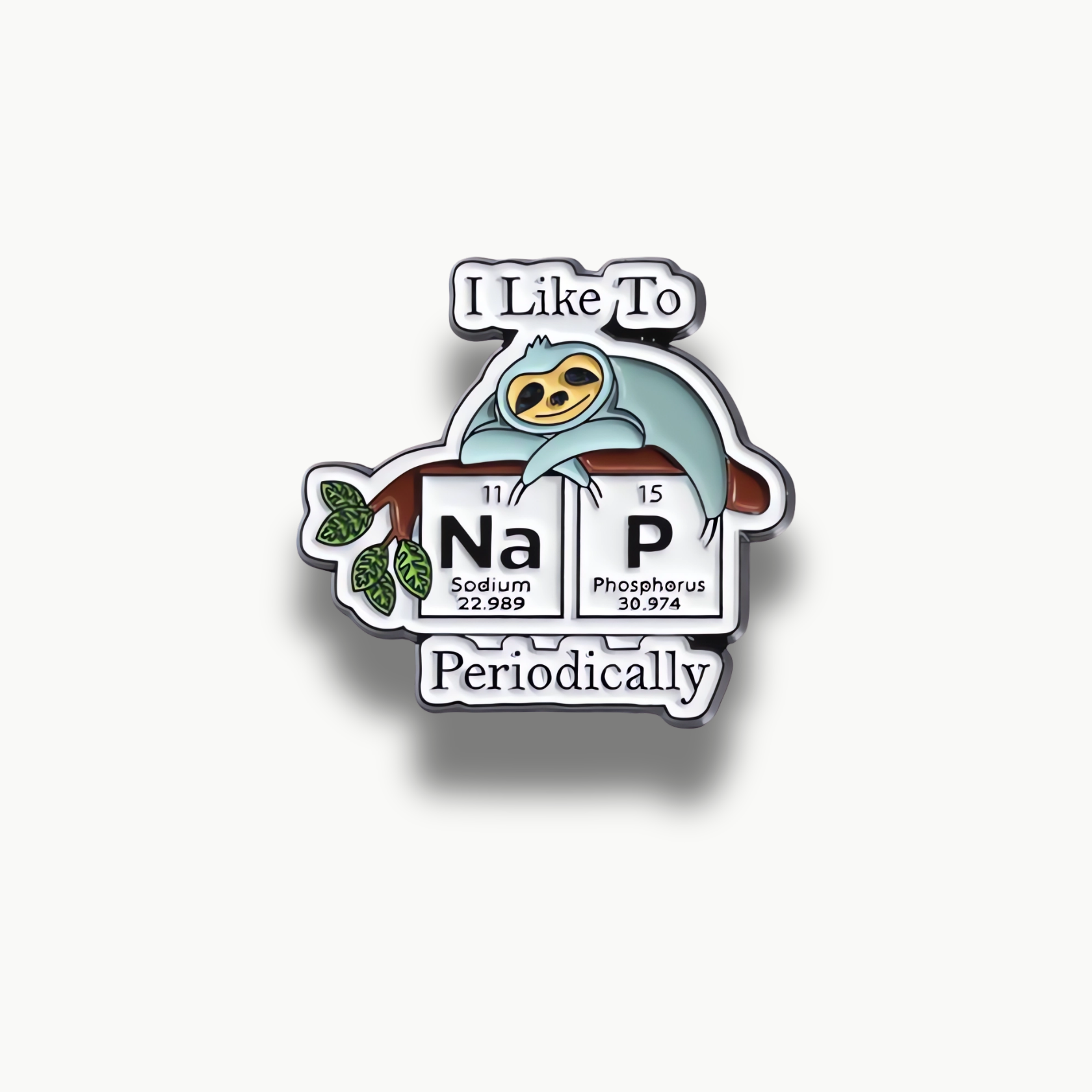Brošňa s mätovým lenivcom spiaci na prvkoch sodík a fosfor, s textom 'I Like To Nap Periodically'.