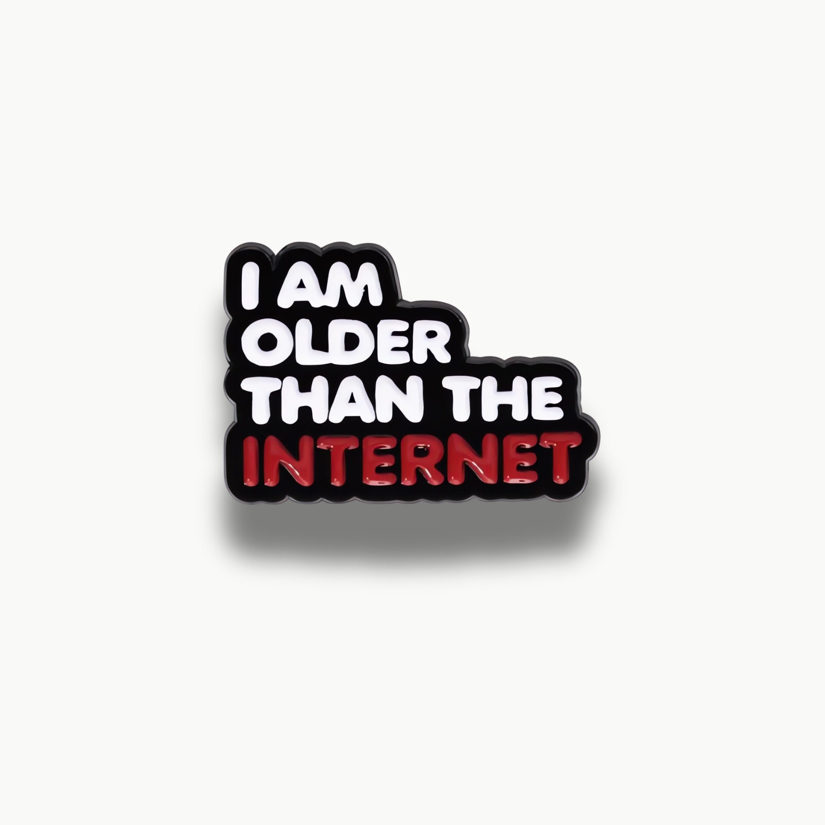 Čierna brošňa s bielym a červeným nápisom 'I AM OLDER THAN THE INTERNET'.