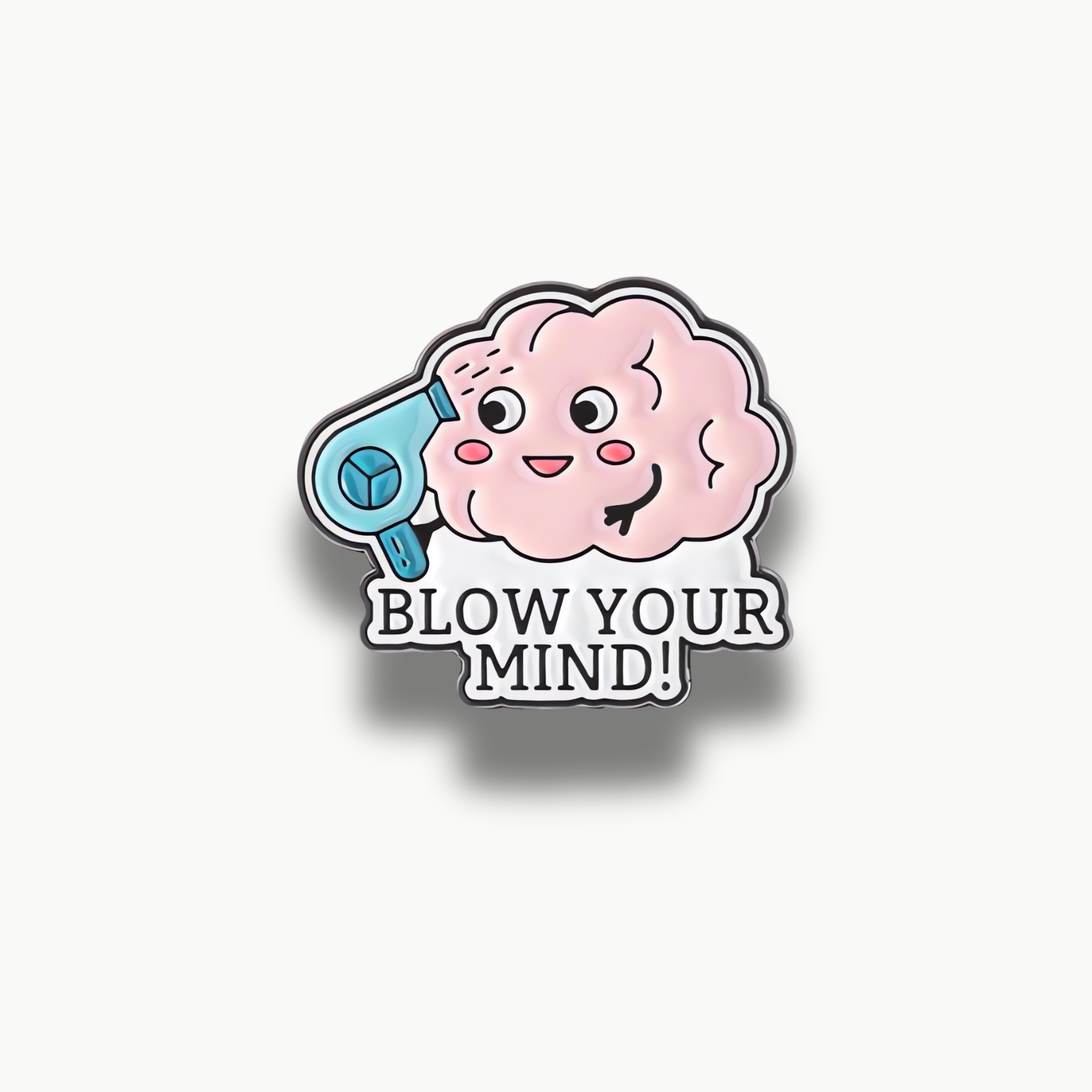 Smaltovaná brošňa s ružovým kresleným mozgom fénujúcim si hlavu a nápisom 'Blow Your Mind!'.