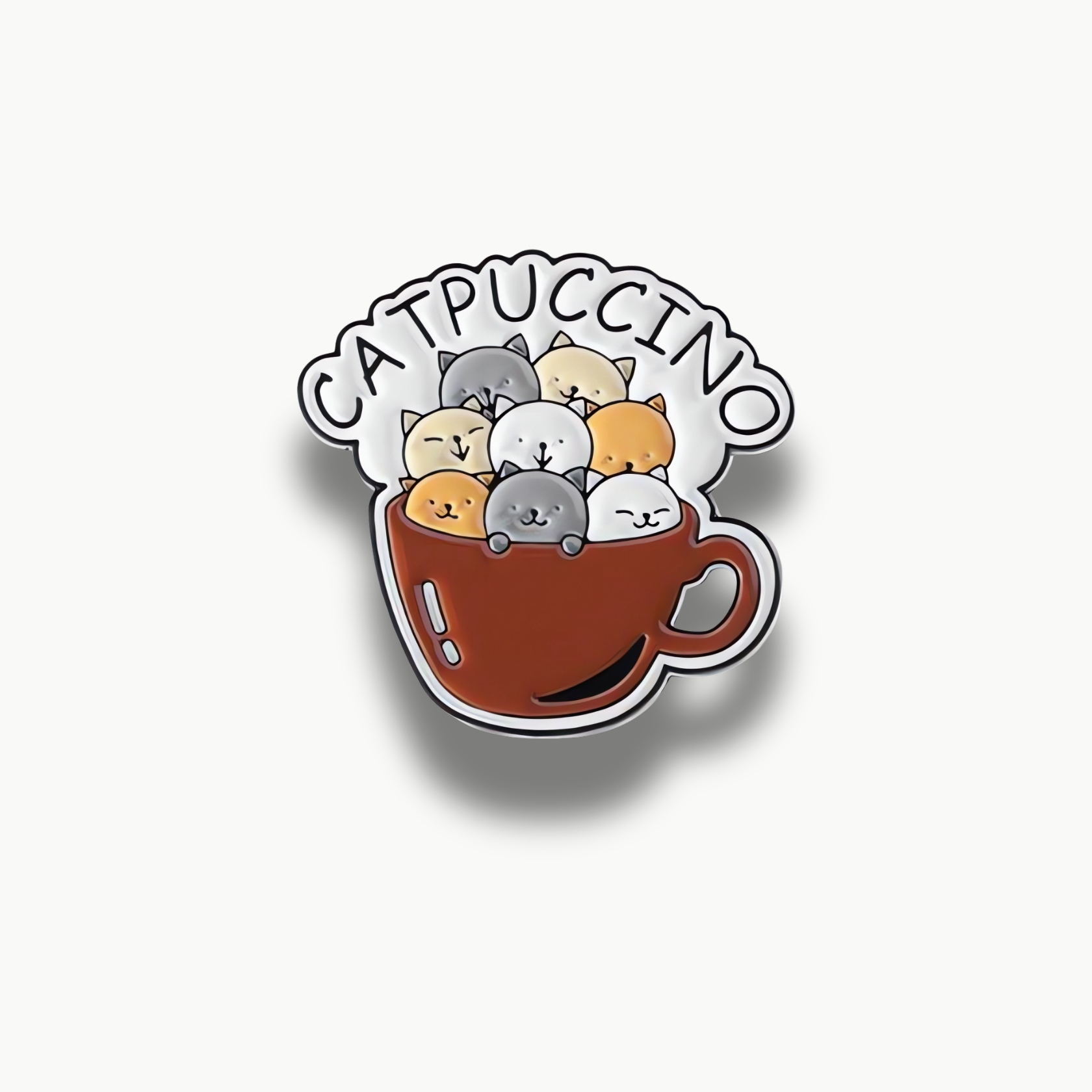 Smaltovaná brošňa s motívom mačiek v hnedej šálke s nápisom Catpuccino.