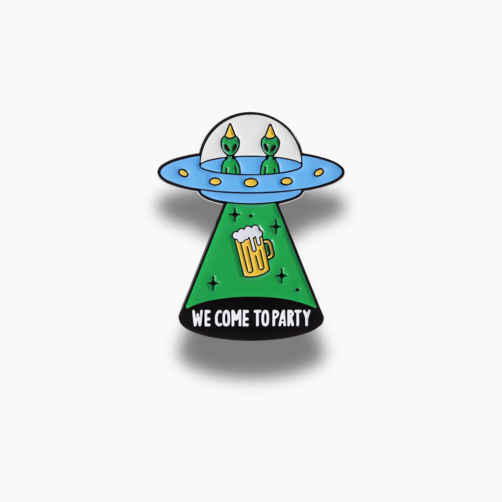 Brošňa s UFO, zelenými mimozemšťanmi v párty čiapkach, lúčom s pivom a nápisom We Come To Party.