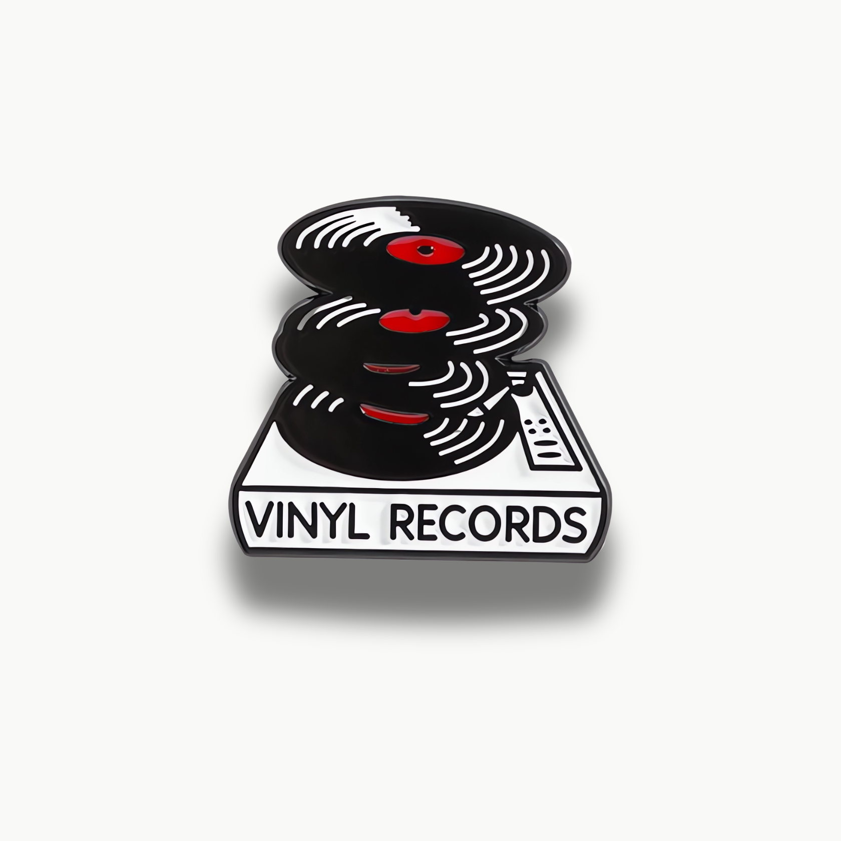 Čierno-biela smaltovaná brošňa stohu vinylových platní s červenými stredmi a bielym podstavcom s nápisom Vinyl Records.