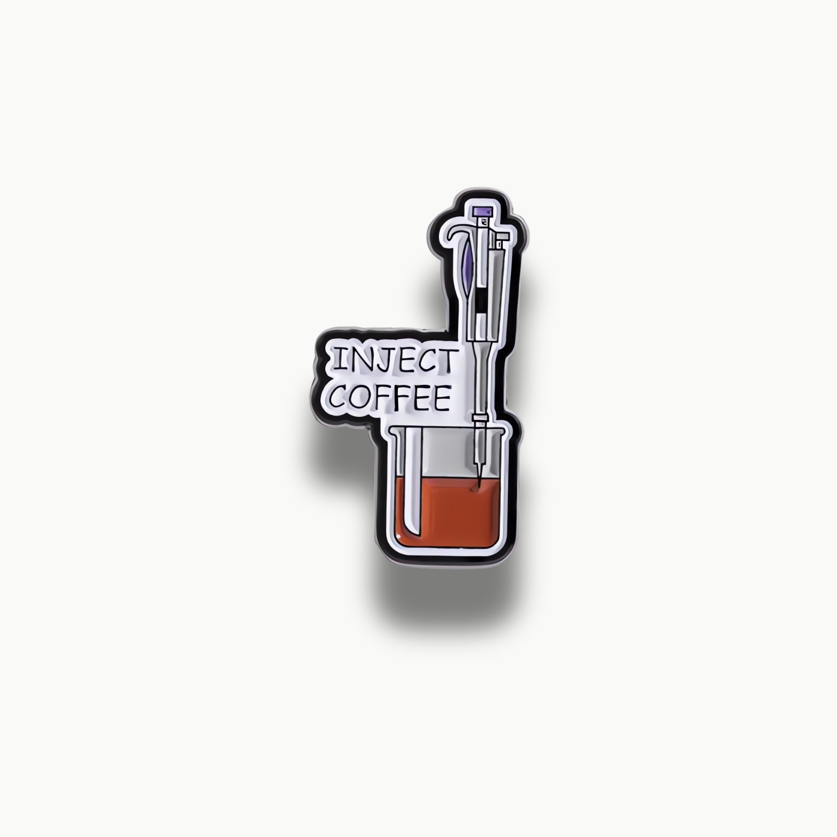 Smaltovaná brošňa s obrázkom laboratórnej pipety naberajúcej kávu z banky s textom 'INJECT COFFEE'.