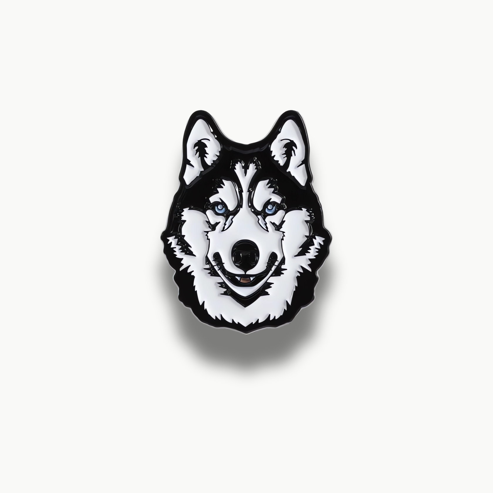 Smaltovaná brošňa s hlavou čierno-bieleho psa typu husky s modrými očami